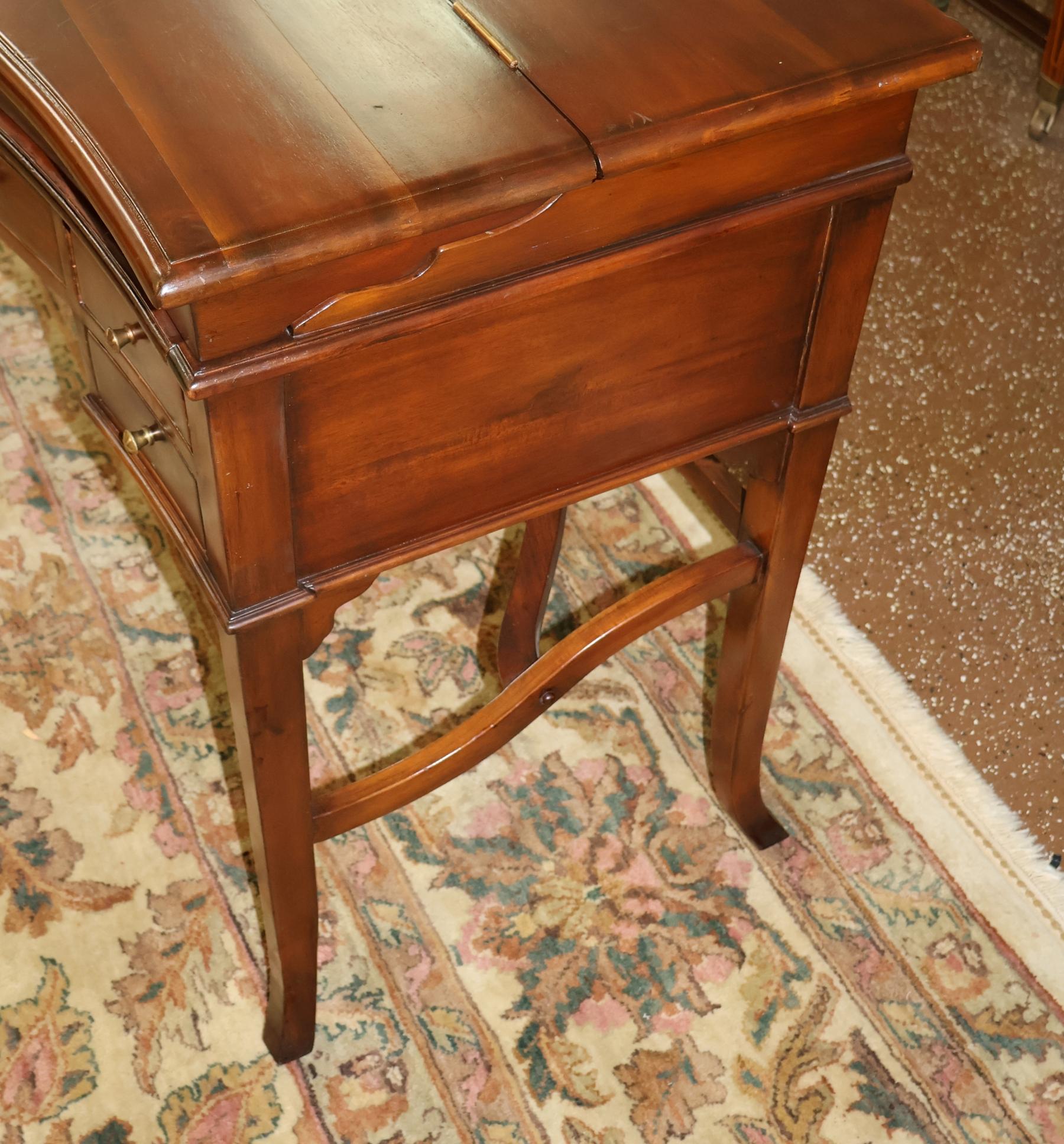 Noce Theodore Alexander The Residency 7100 Bowfront Slide Out Campaigner Writing Desk in vendita