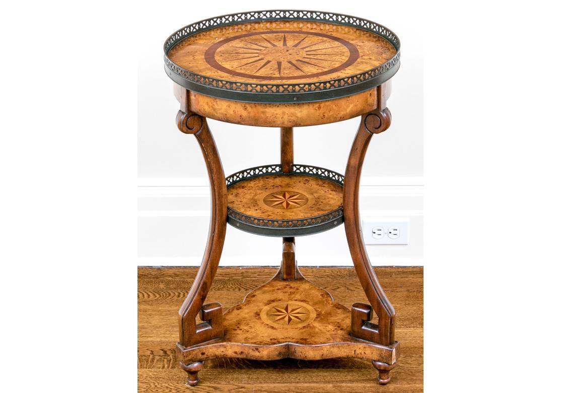 Table d'appoint Theodore Alexander au charme ancien, à trois niveaux avec des motifs de soleil et d'étoiles en marqueterie. Les deux niveaux supérieurs sont de forme circulaire avec des galeries patinées et percées, et reposent sur un trépied
