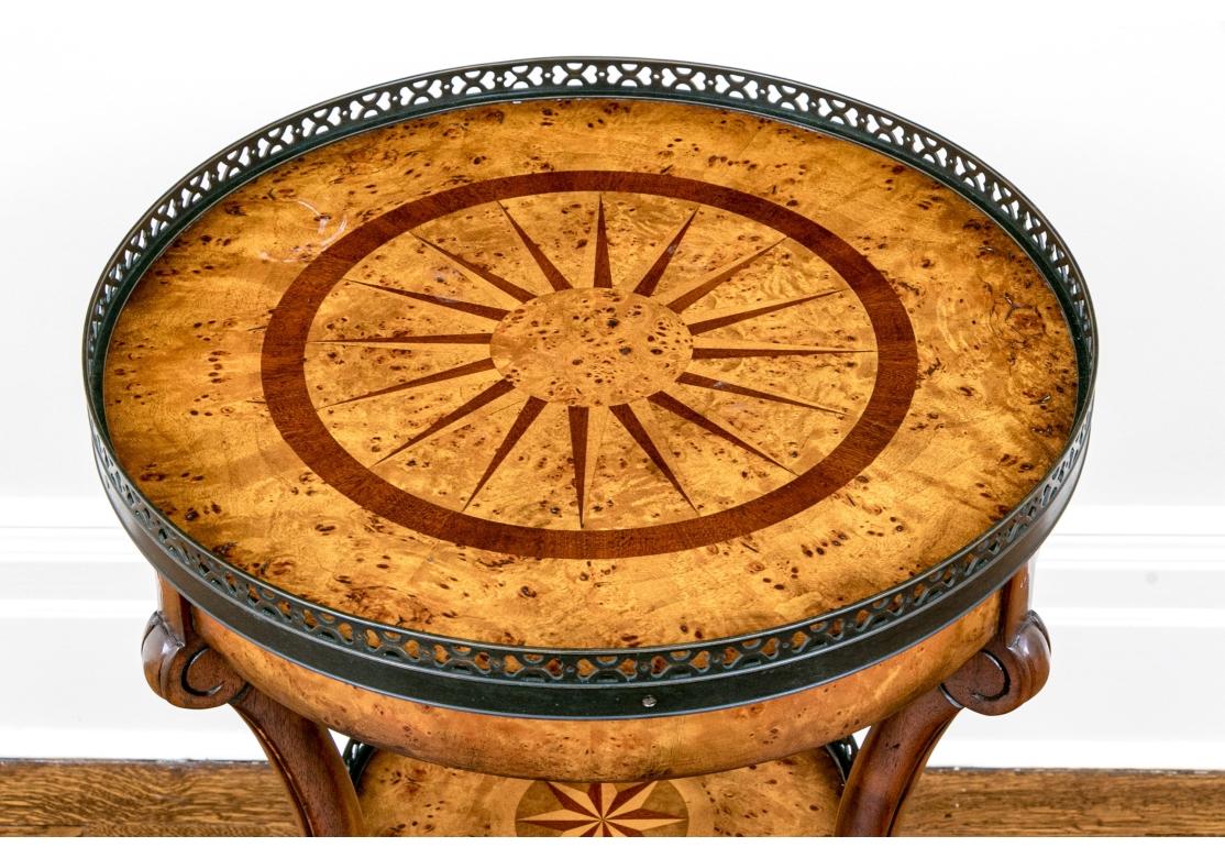 Regency Table d'appoint ronde à trois niveaux Theodore Alexander en vente