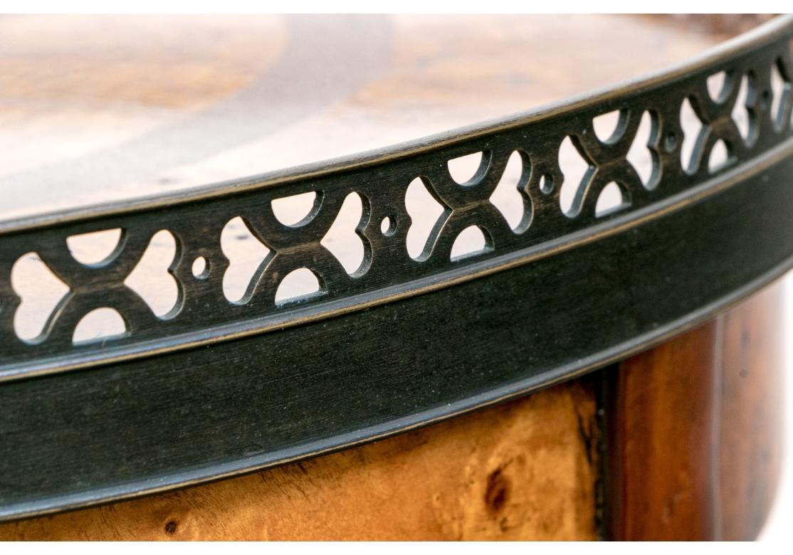 Incrusté Table d'appoint ronde à trois niveaux Theodore Alexander en vente