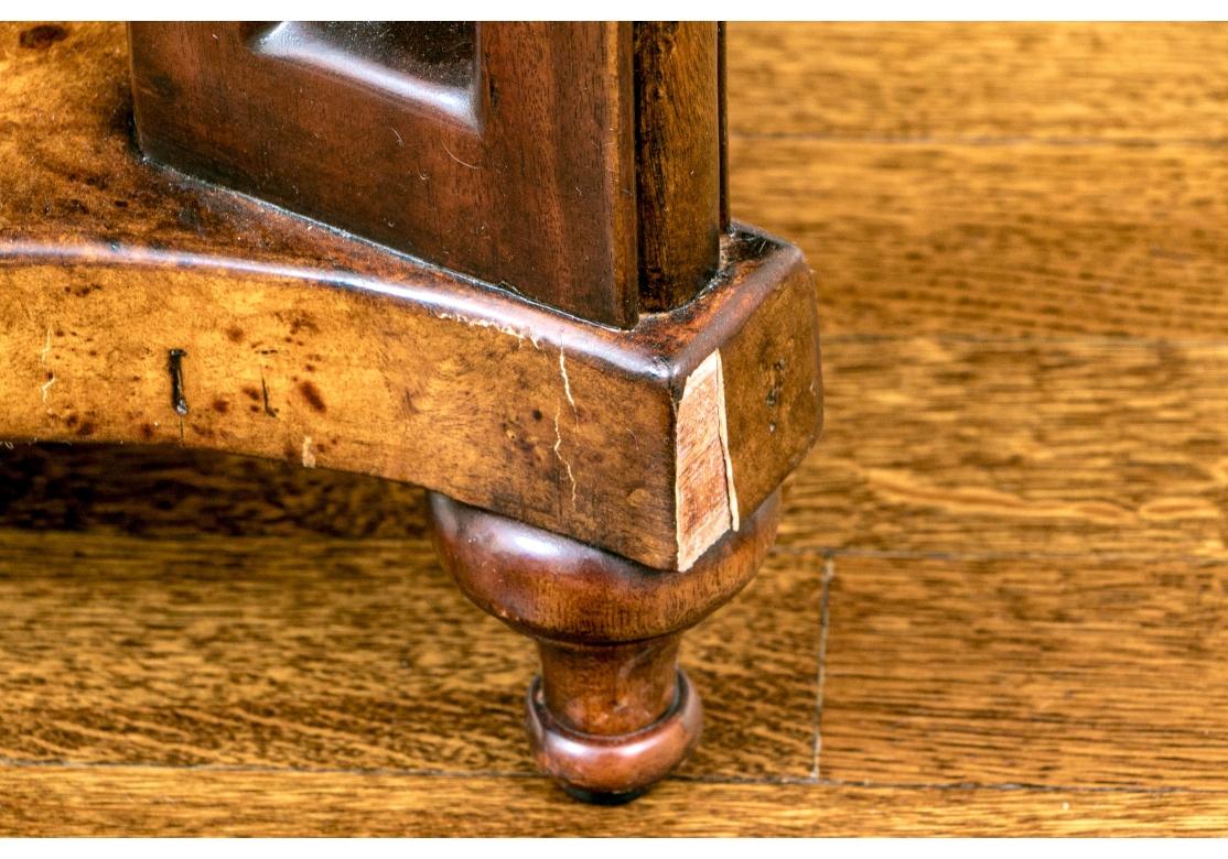 20ième siècle Table d'appoint ronde à trois niveaux Theodore Alexander en vente