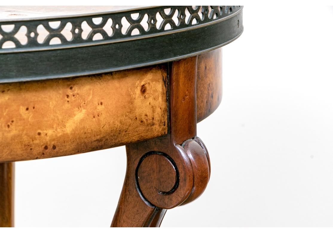 Métal Table d'appoint ronde à trois niveaux Theodore Alexander en vente