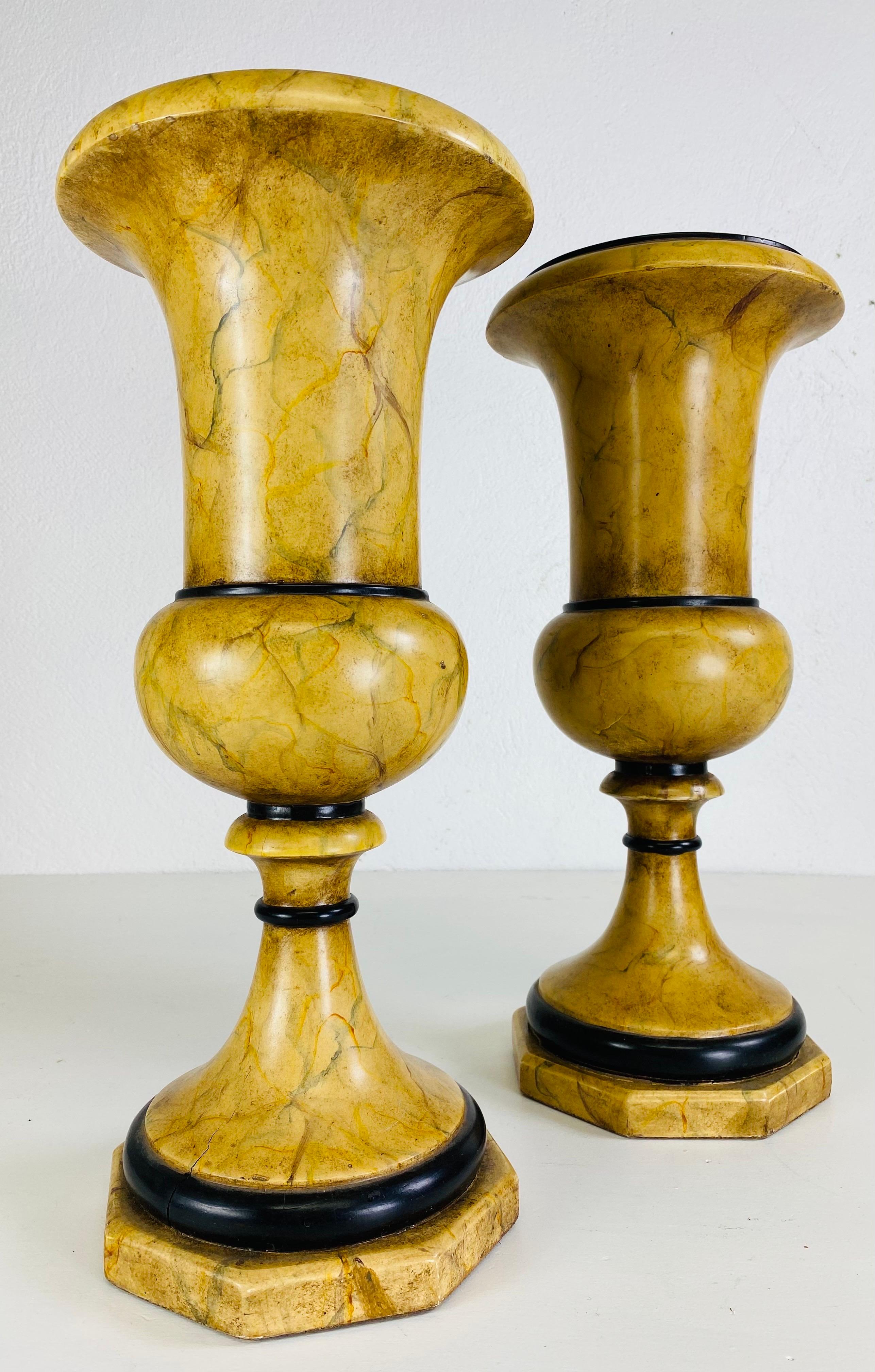 Theodore Alexander Vintage faux marmorierte klassische Urnen/ ein Paar im Angebot 2