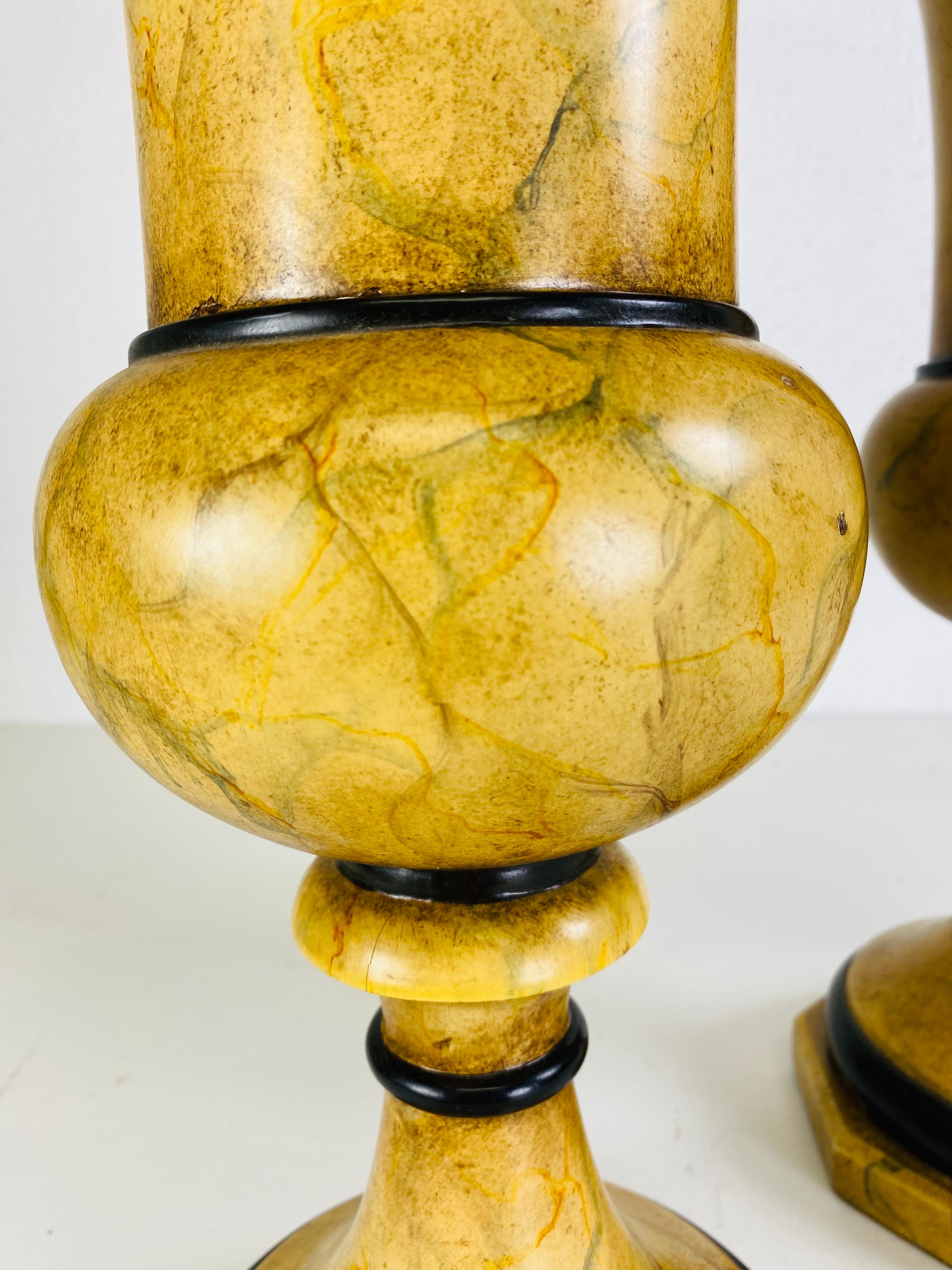 Dies ist ein Vintage-Paar von Theater Alexander faux marmoriert klassischen Urnen. Diese Urnen haben eine schöne handbemalte marmorierte Oberfläche mit Ebenholzdetails an den Rändern. Die Urnen tragen die Originaletiketten auf der Unterseite, die