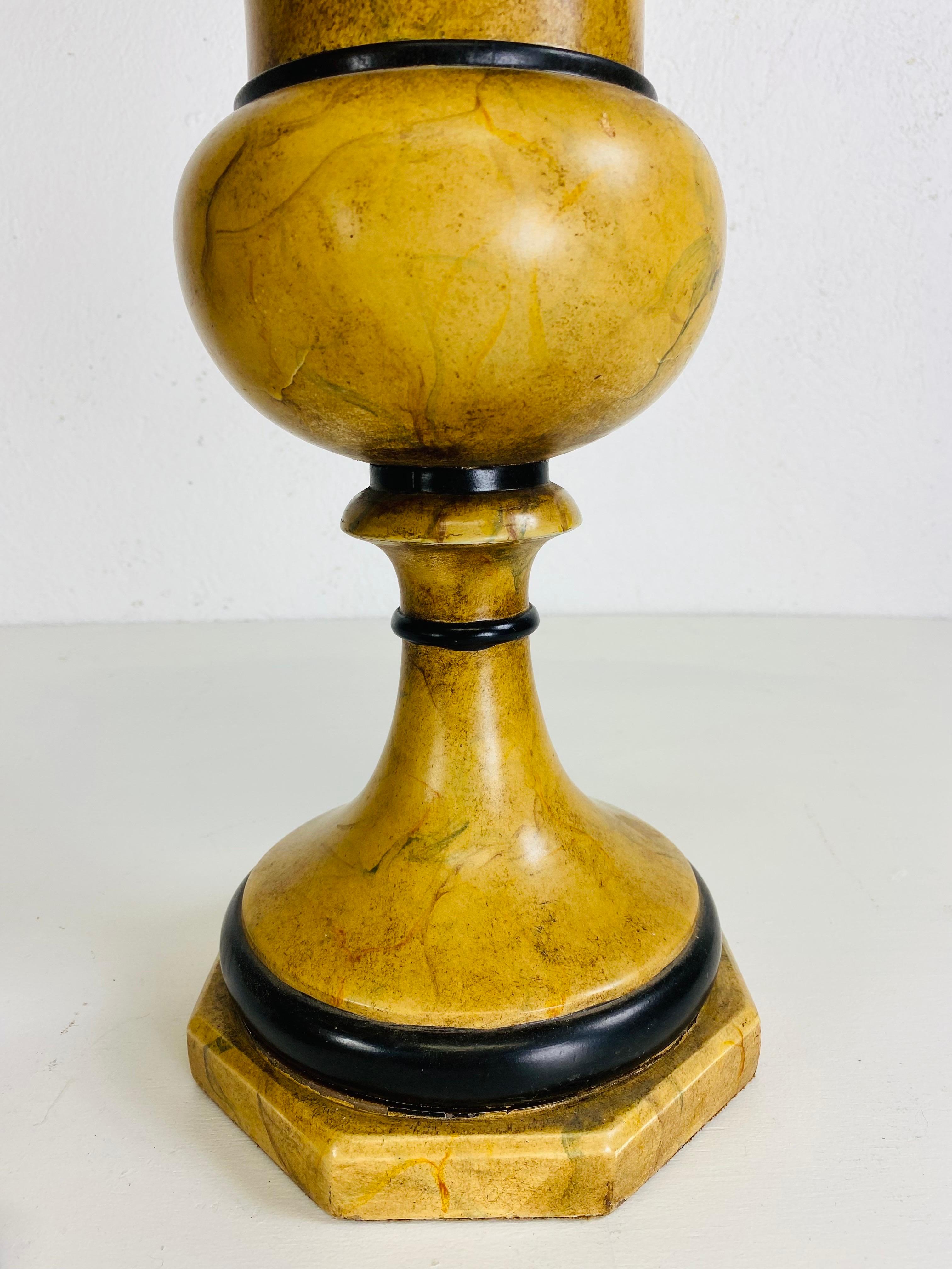 Theodore Alexander Vintage faux marmorierte klassische Urnen/ ein Paar (Vietnamesisch) im Angebot
