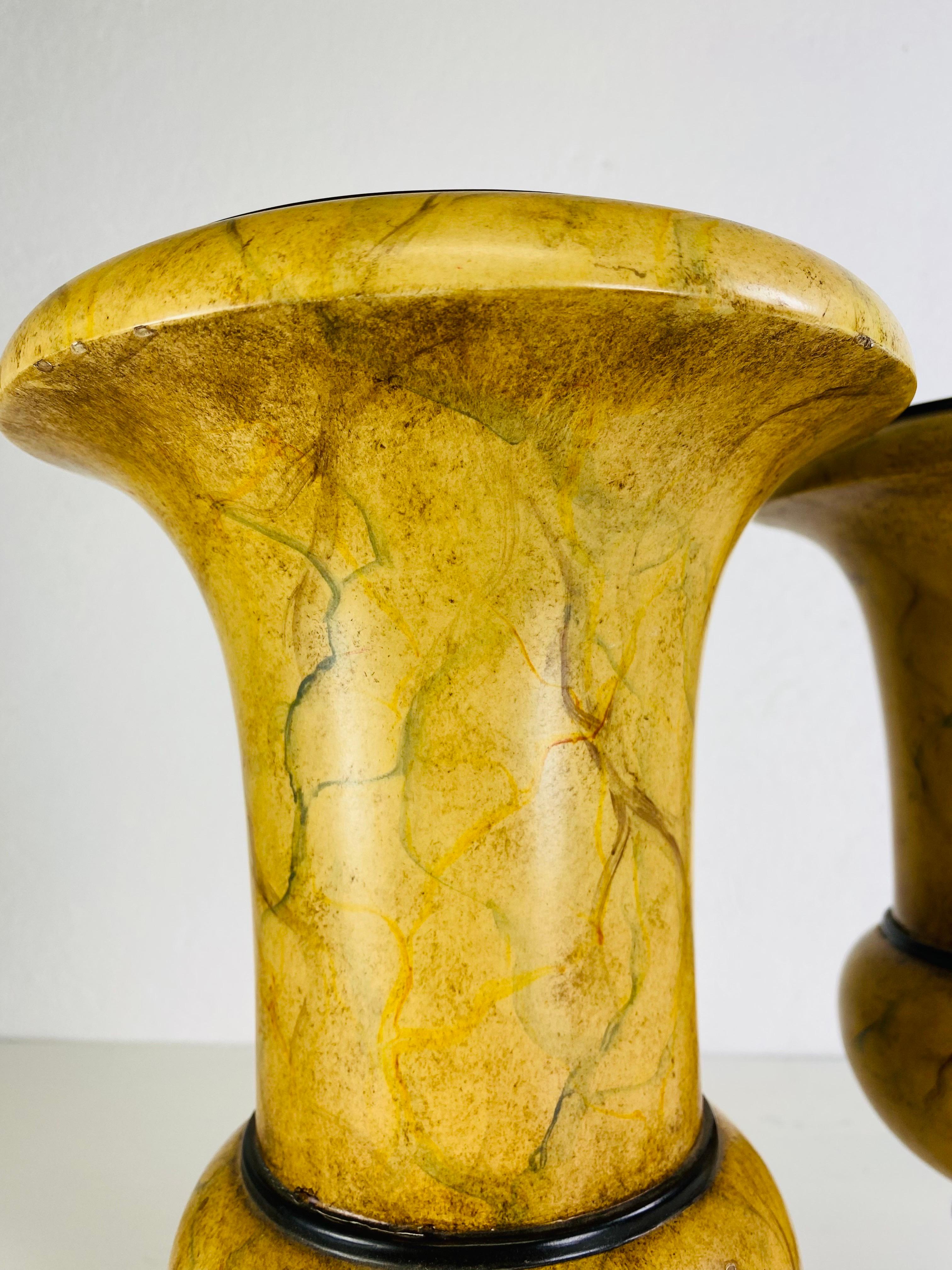 Bois Theodore Alexander, deux urnes classiques vintage en fausse marbre en vente