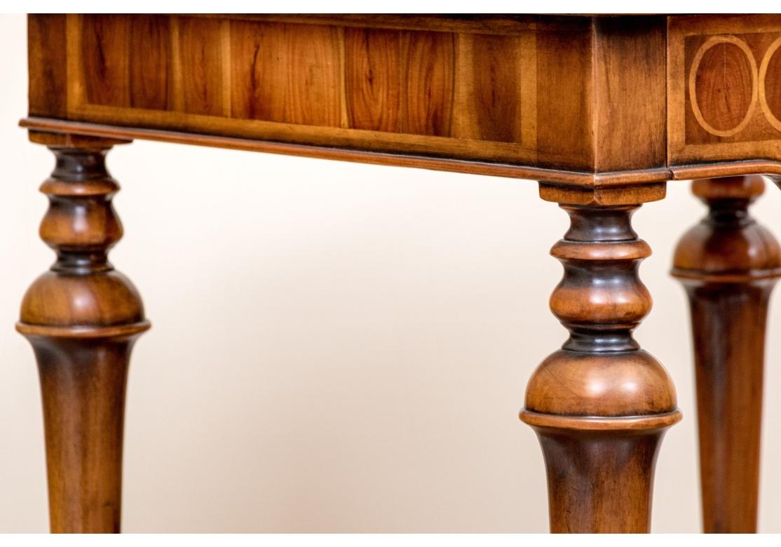 Vietnamien Table d'appoint de style anglais Theodore Alexander William & Mary en vente