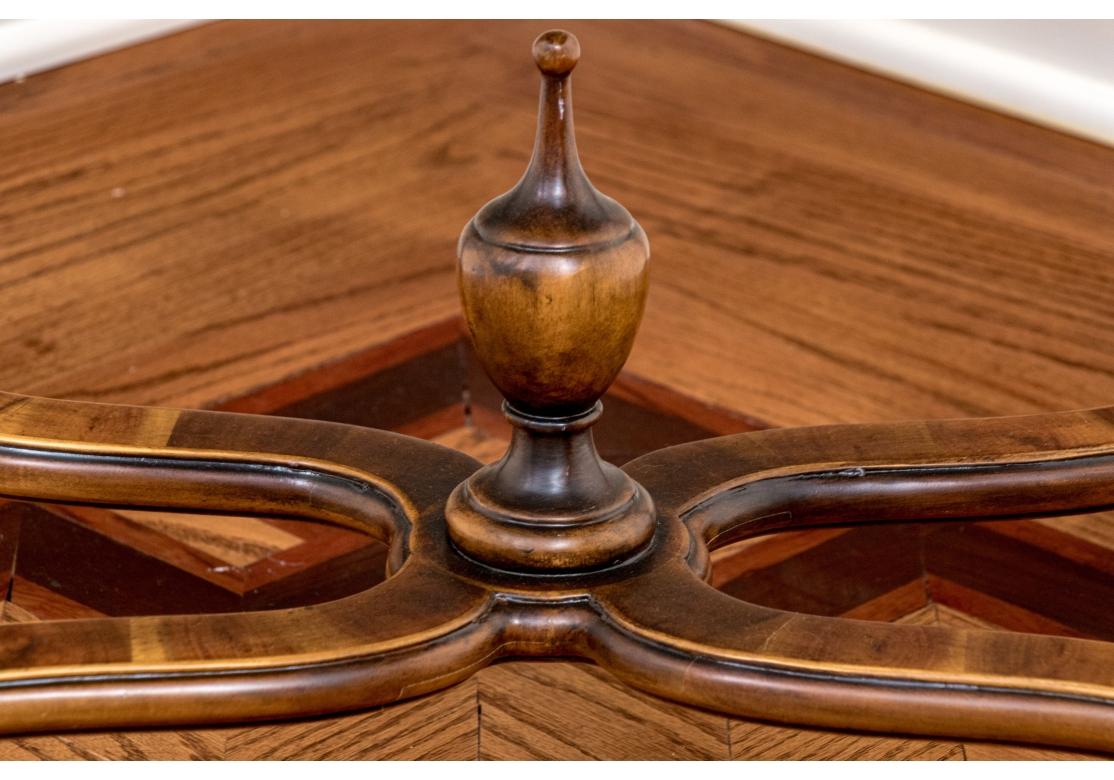 20ième siècle Table d'appoint de style anglais Theodore Alexander William & Mary en vente