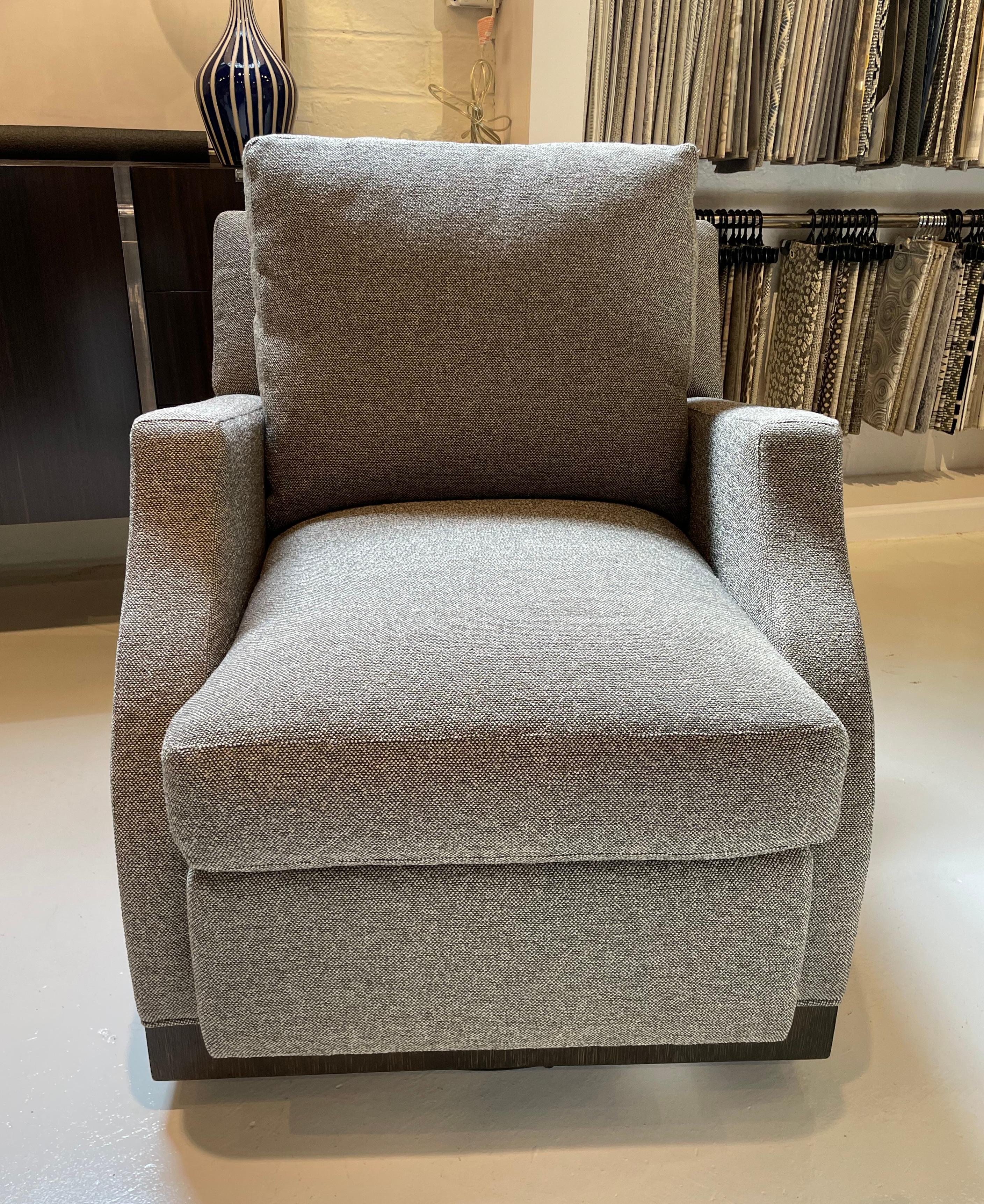 La chaise pivotante Wilshire est élégante et confortable, avec un pivotement à 360 degrés.  Le Design/One se prête à un environnement contemporain, transitionnel ou traditionnel.  Idéal pour le salon, la salle familiale, la chambre à coucher ou un