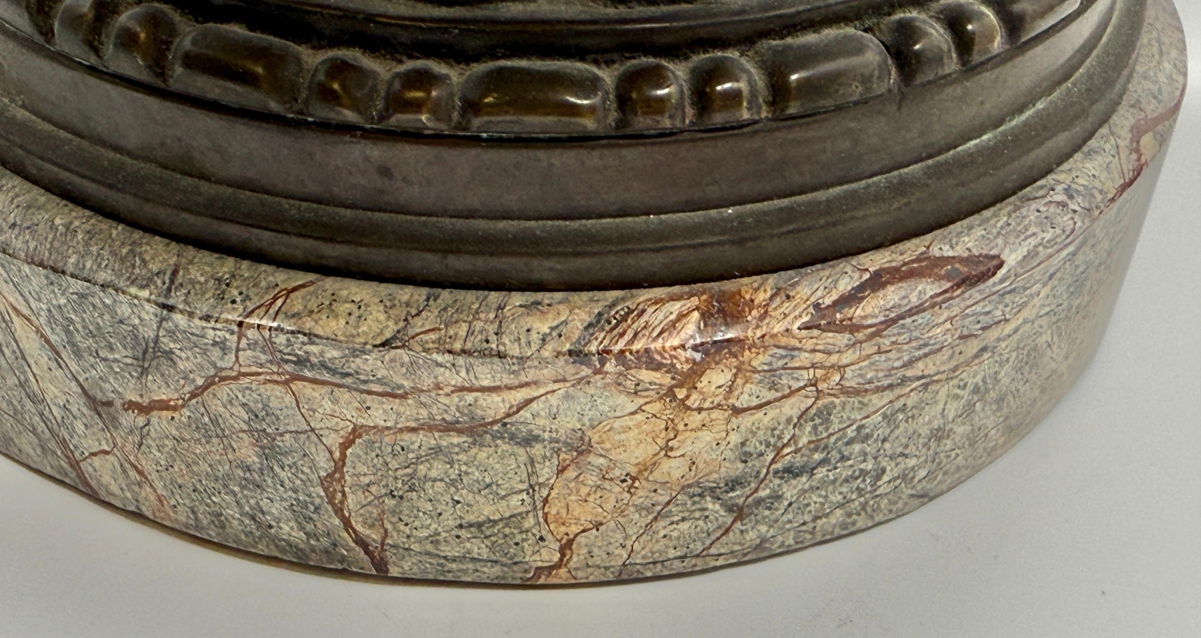 Compota neoclásica de mármol montada en bronce Theodore y Alexander en venta 4