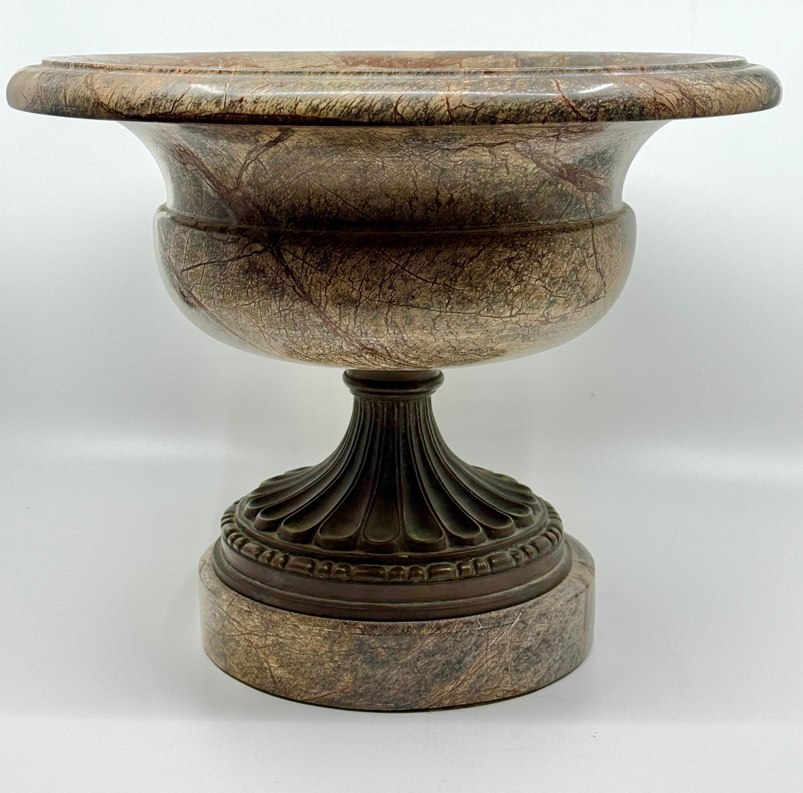 Un bonito homenaje de gran viaje neoclásico de alta calidad de Theodore y Alexander. Presenta un ejemplar de compota montado sobre una hermosa base de bronce fundido y luego montado sobre mármol. Está fundida en bronce y montada sobre una hermosa