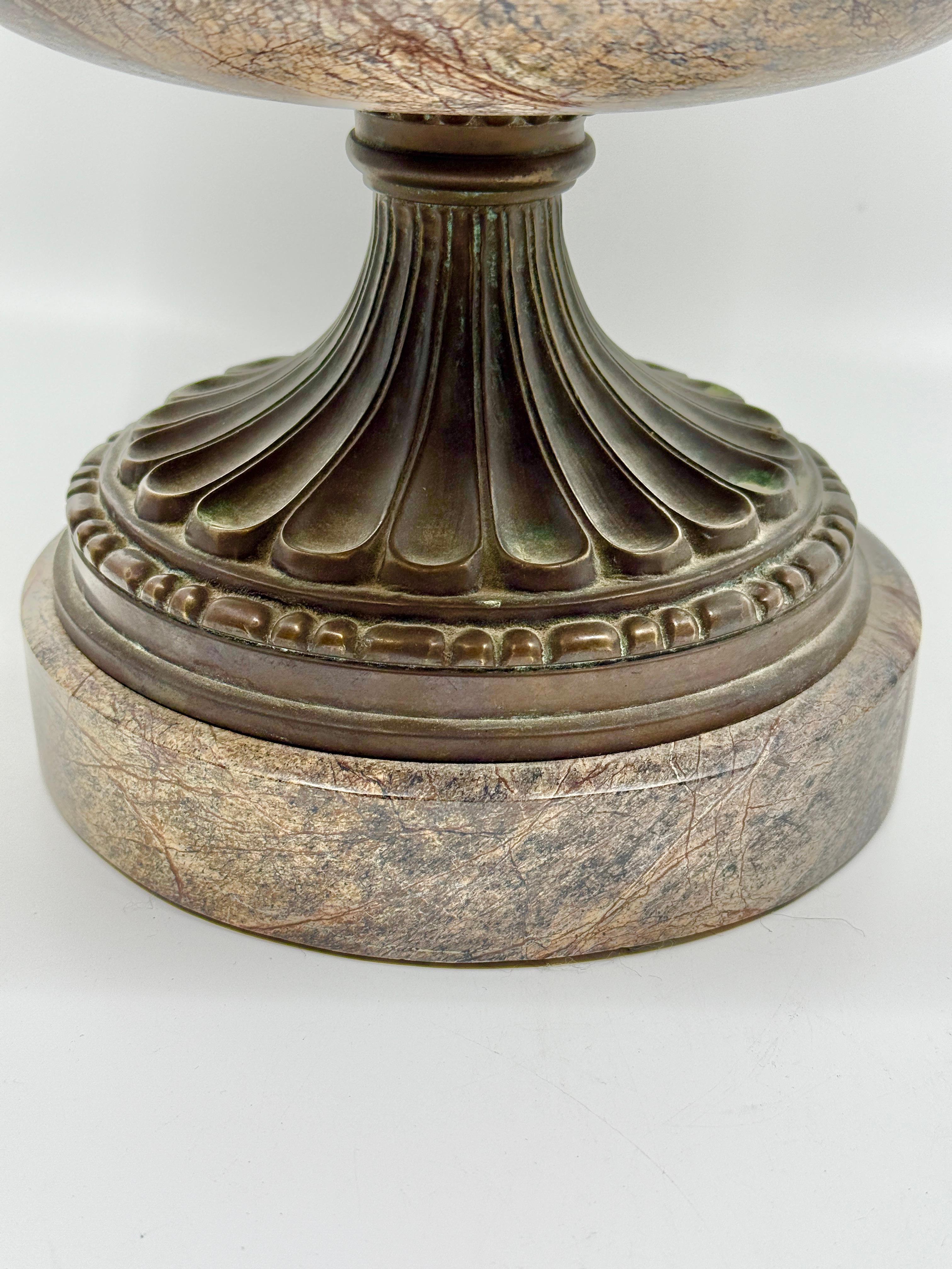 Compota neoclásica de mármol montada en bronce Theodore y Alexander Indio en venta