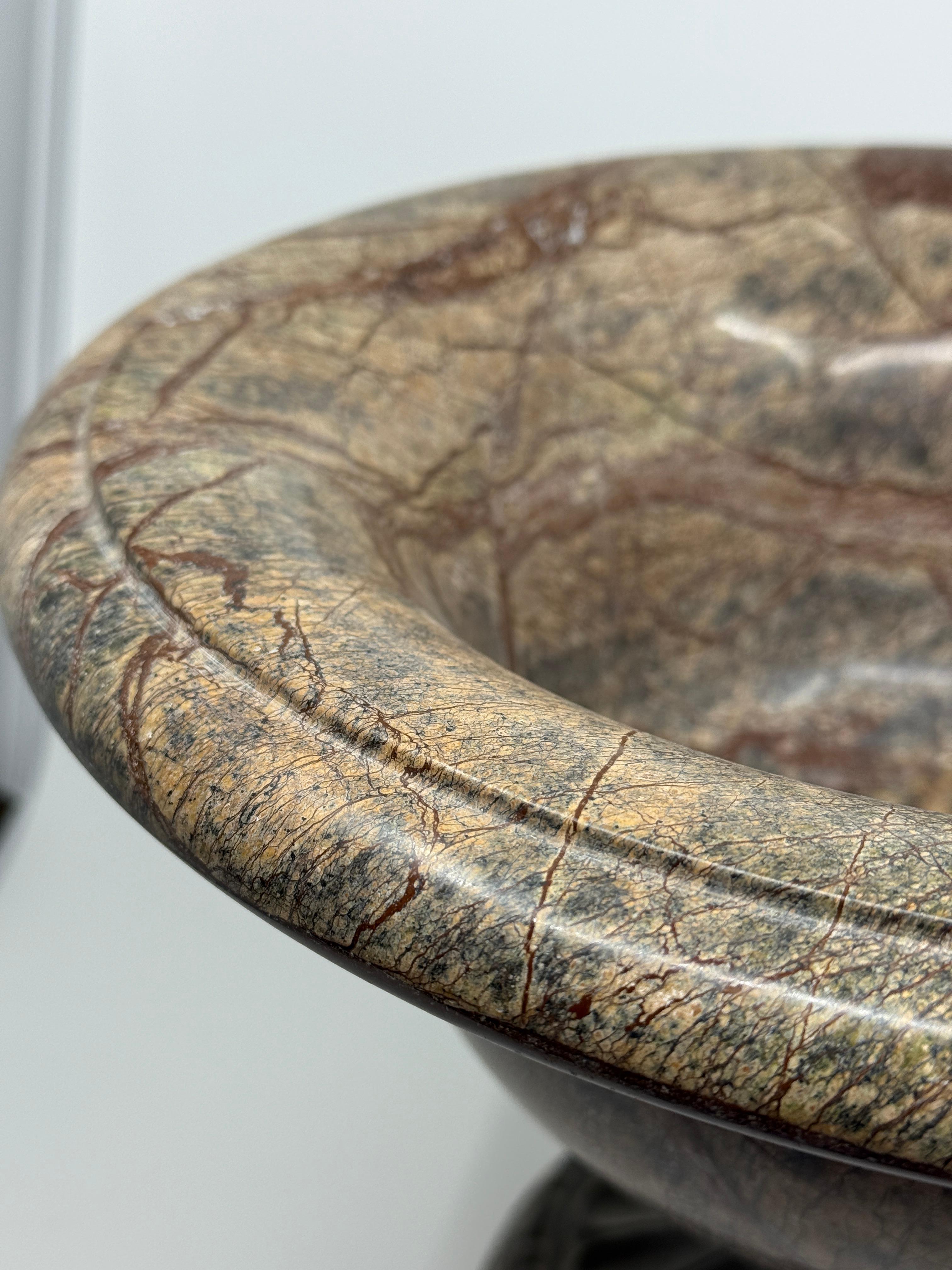Compota neoclásica de mármol montada en bronce Theodore y Alexander Hecho a mano en venta