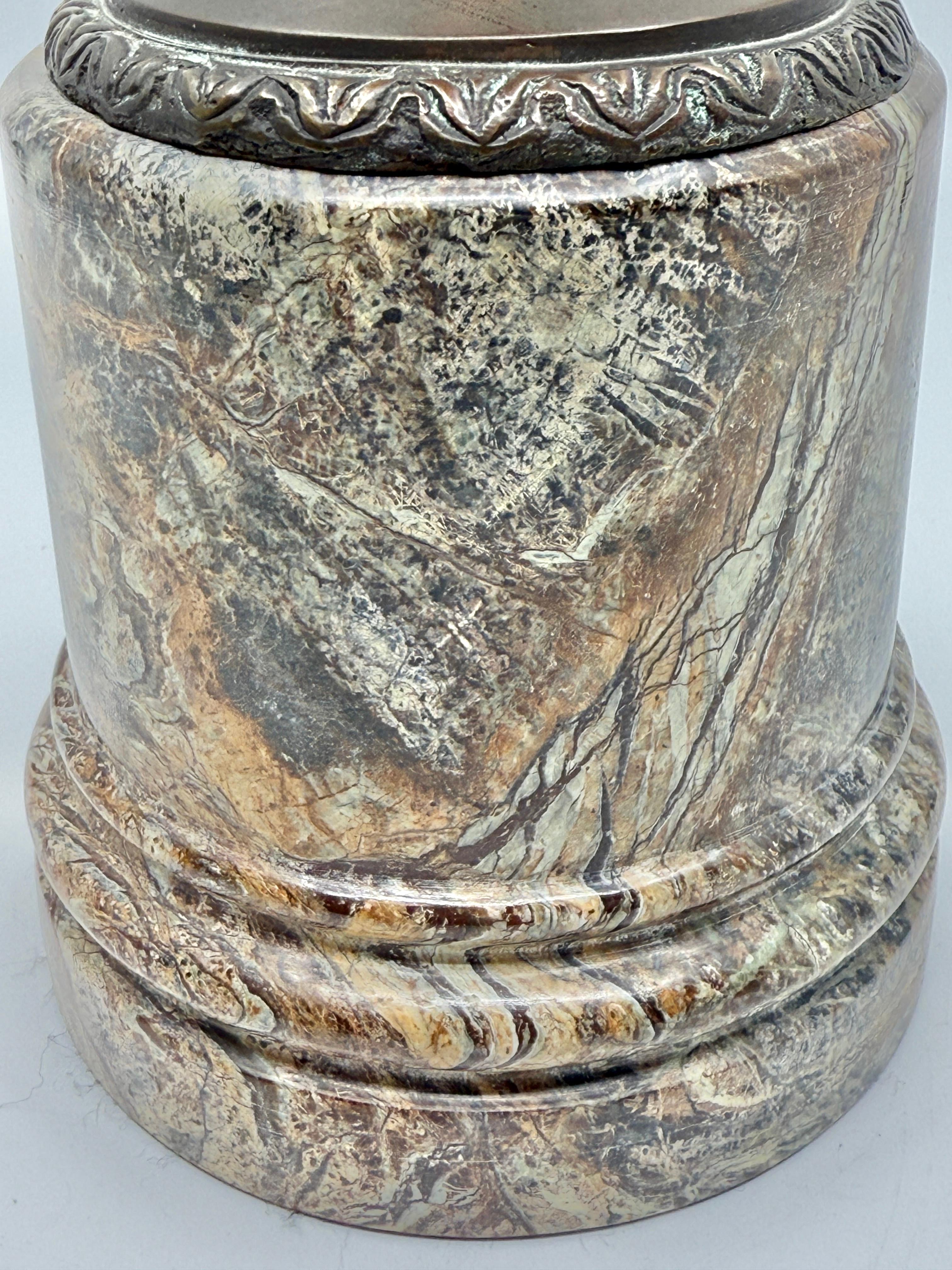 Esfera de mármol neoclásica montada en bronce Theodore Alexander en venta 3