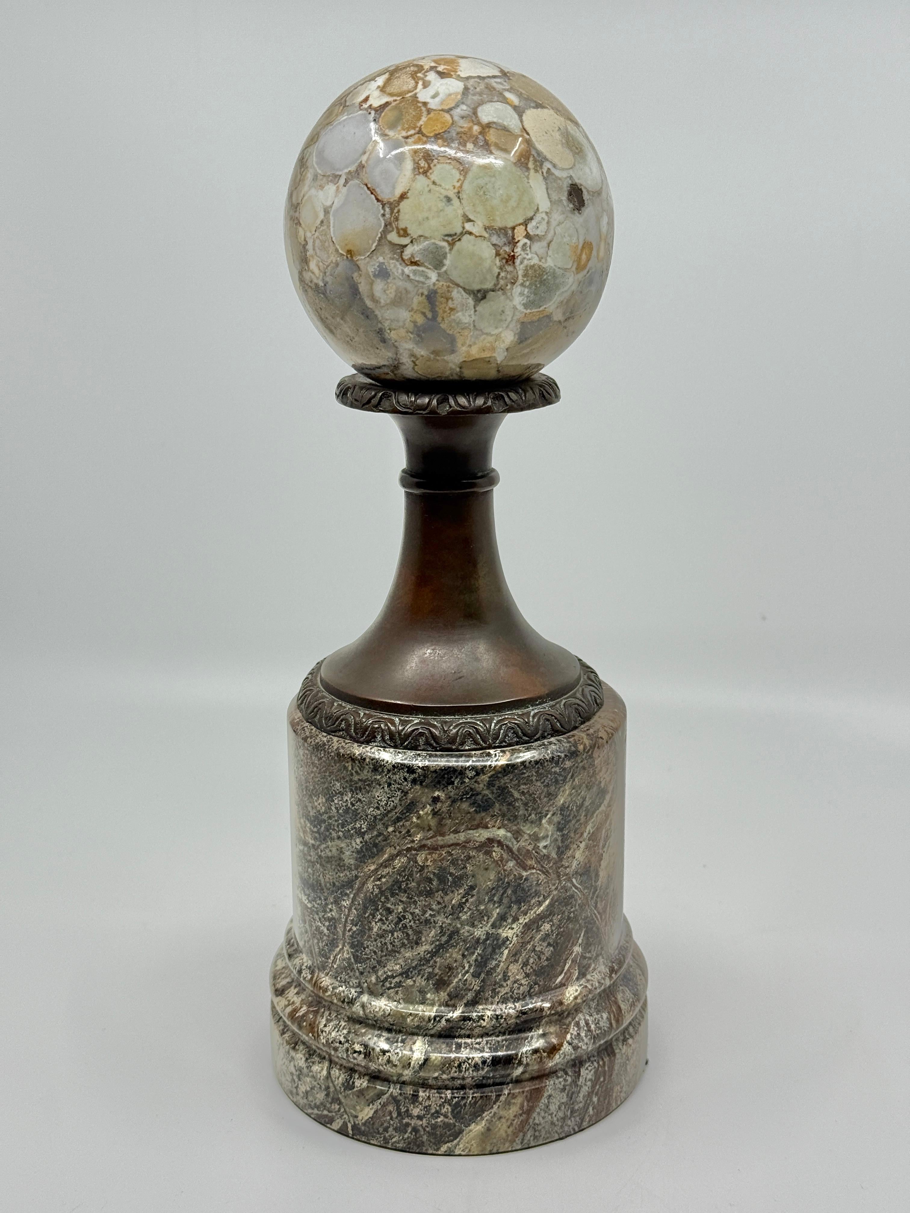Esfera de mármol neoclásica montada en bronce Theodore Alexander en venta 5