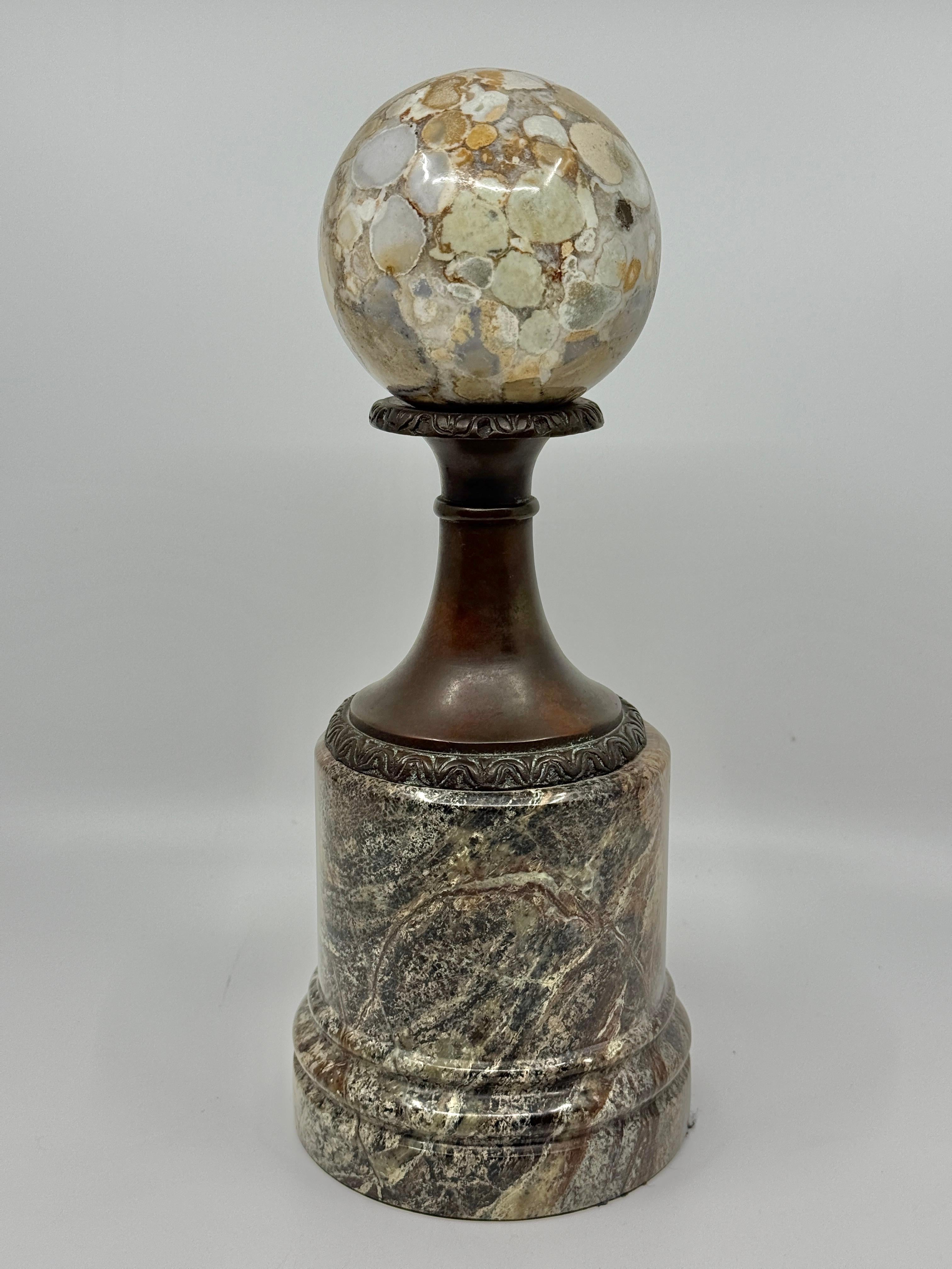 Esfera de mármol neoclásica montada en bronce Theodore Alexander Indio en venta
