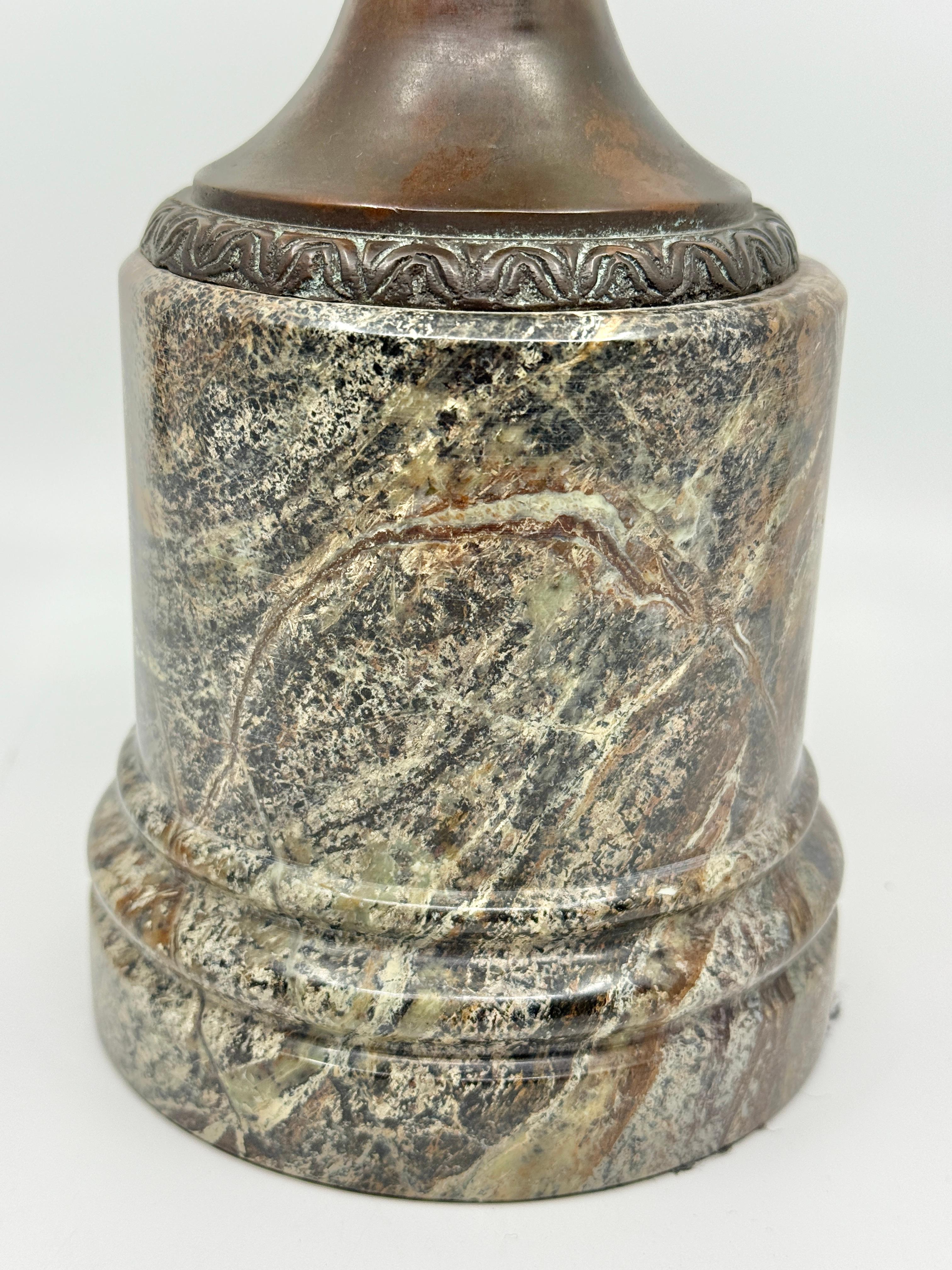 Esfera de mármol neoclásica montada en bronce Theodore Alexander Hecho a mano en venta