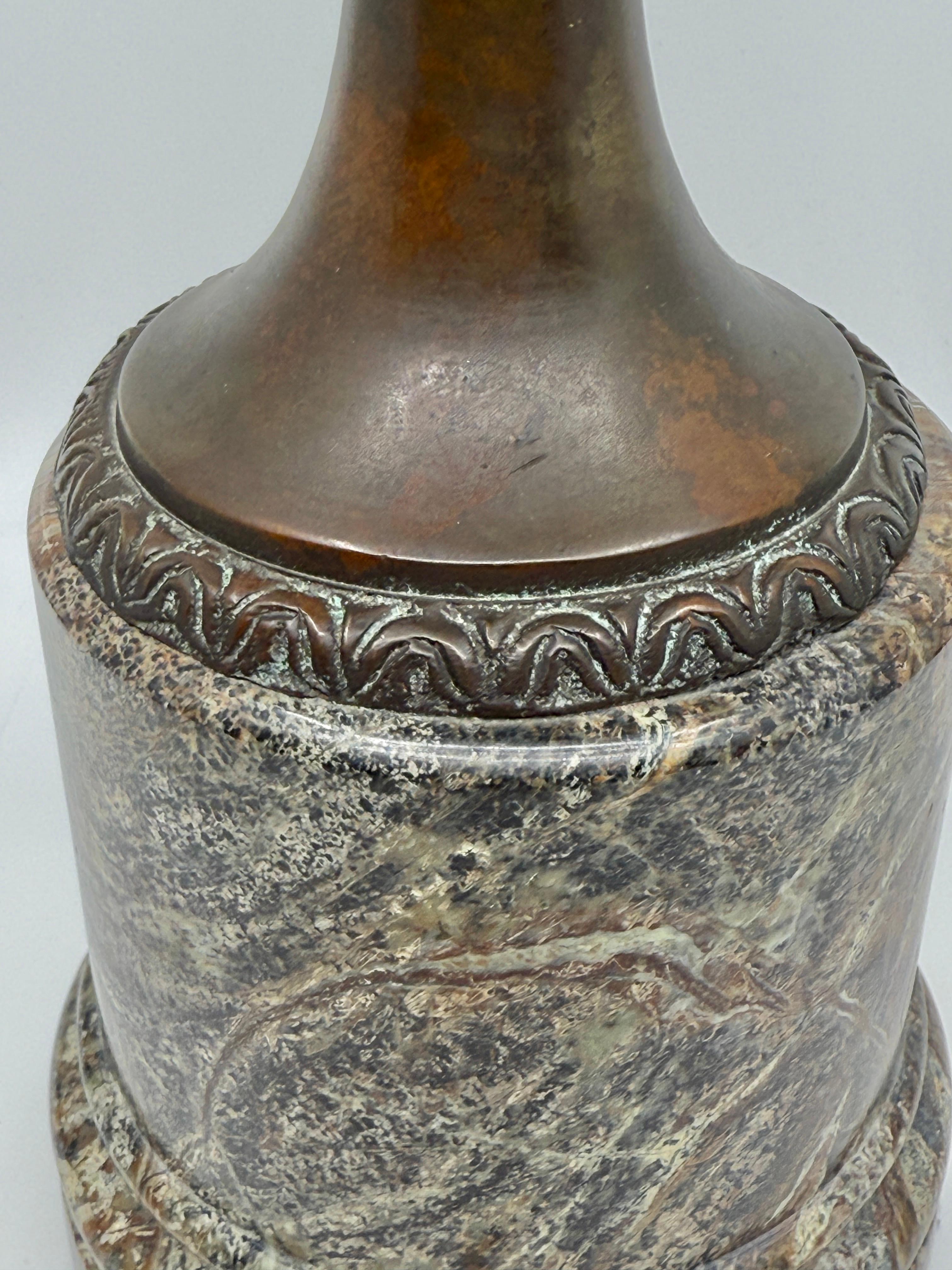 Esfera de mármol neoclásica montada en bronce Theodore Alexander en Bueno estado para la venta en Palm Springs, CA