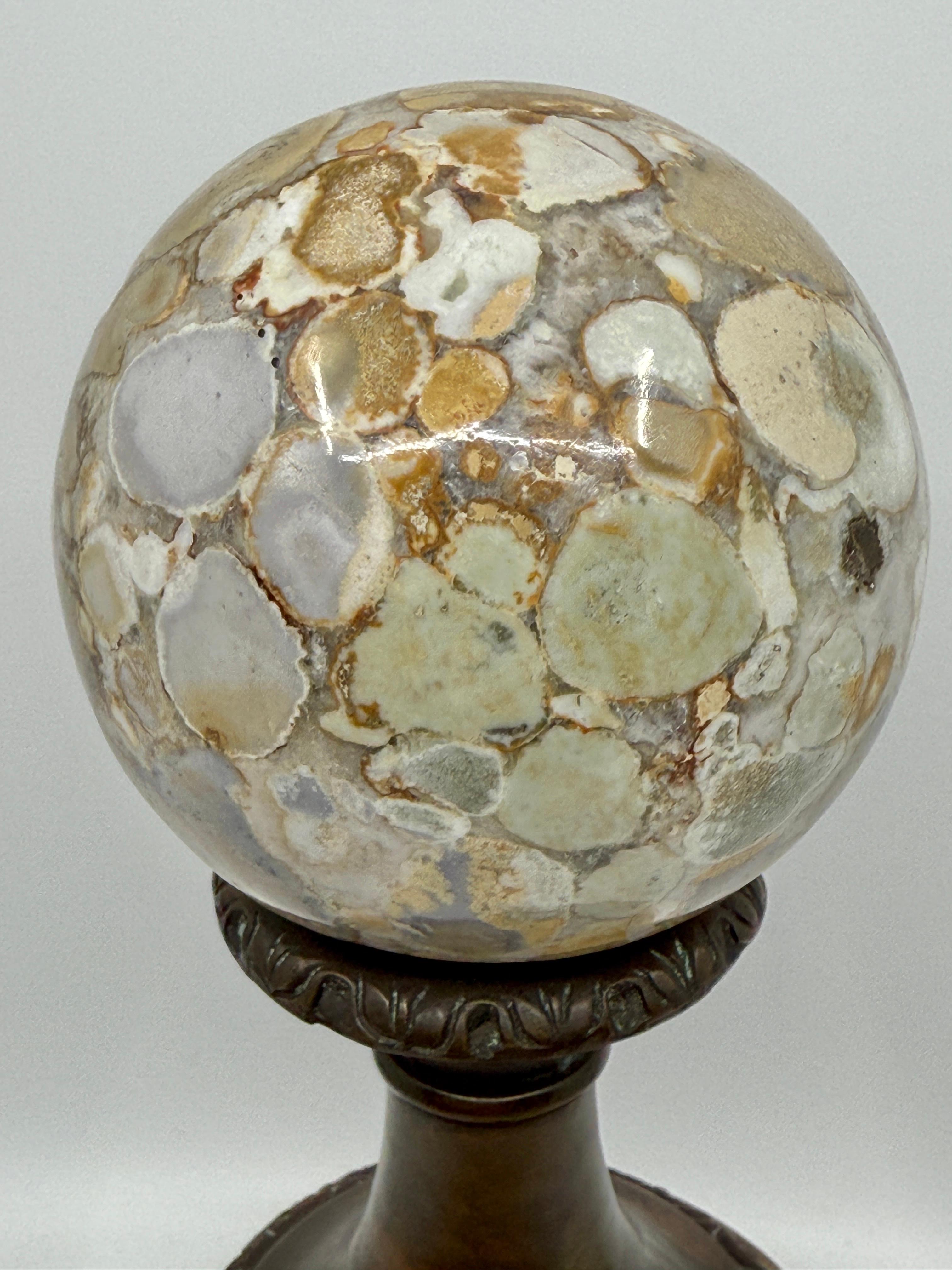 Esfera de mármol neoclásica montada en bronce Theodore Alexander finales del siglo XX en venta
