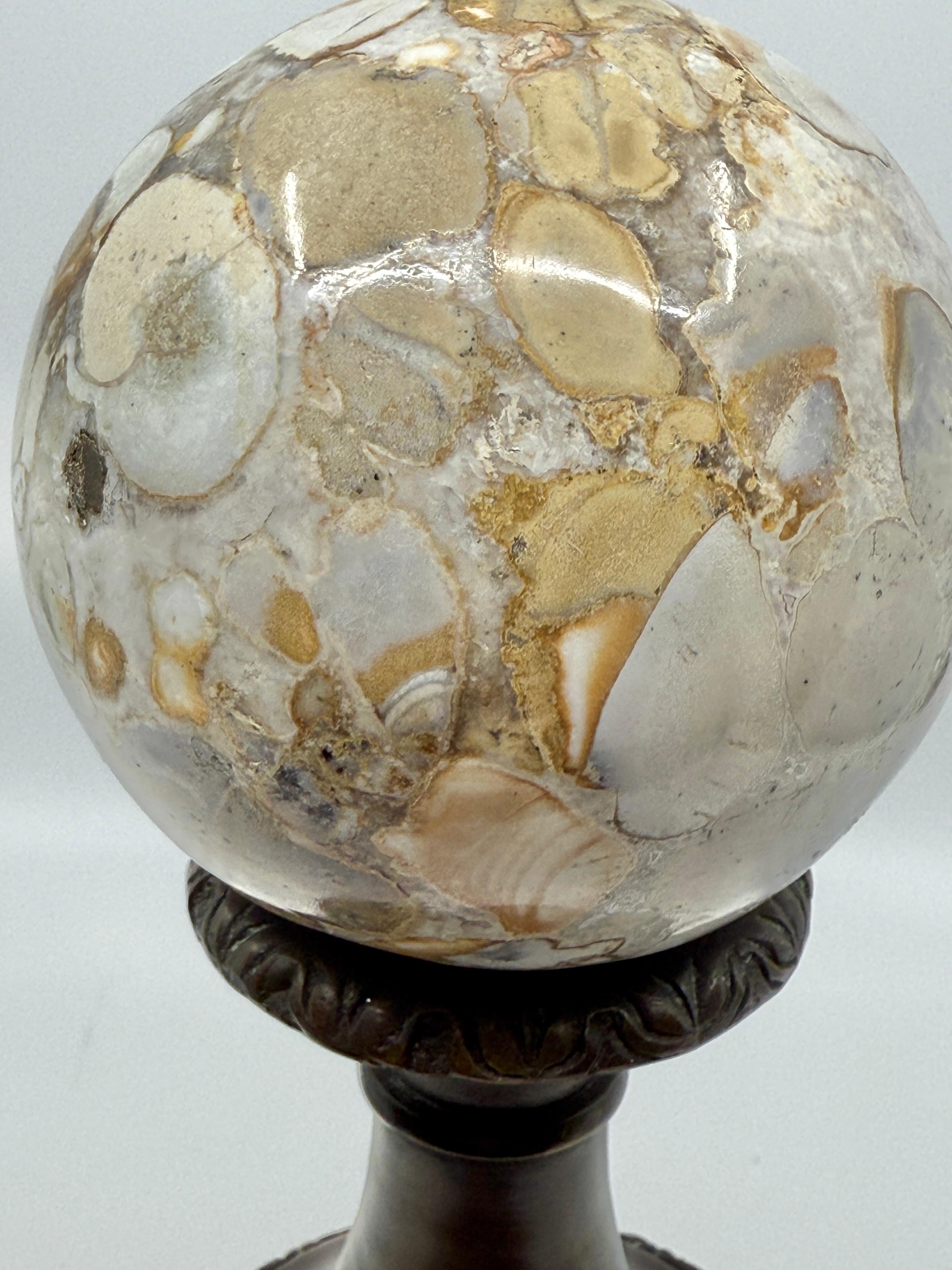 Esfera de mármol neoclásica montada en bronce Theodore Alexander Bronce en venta