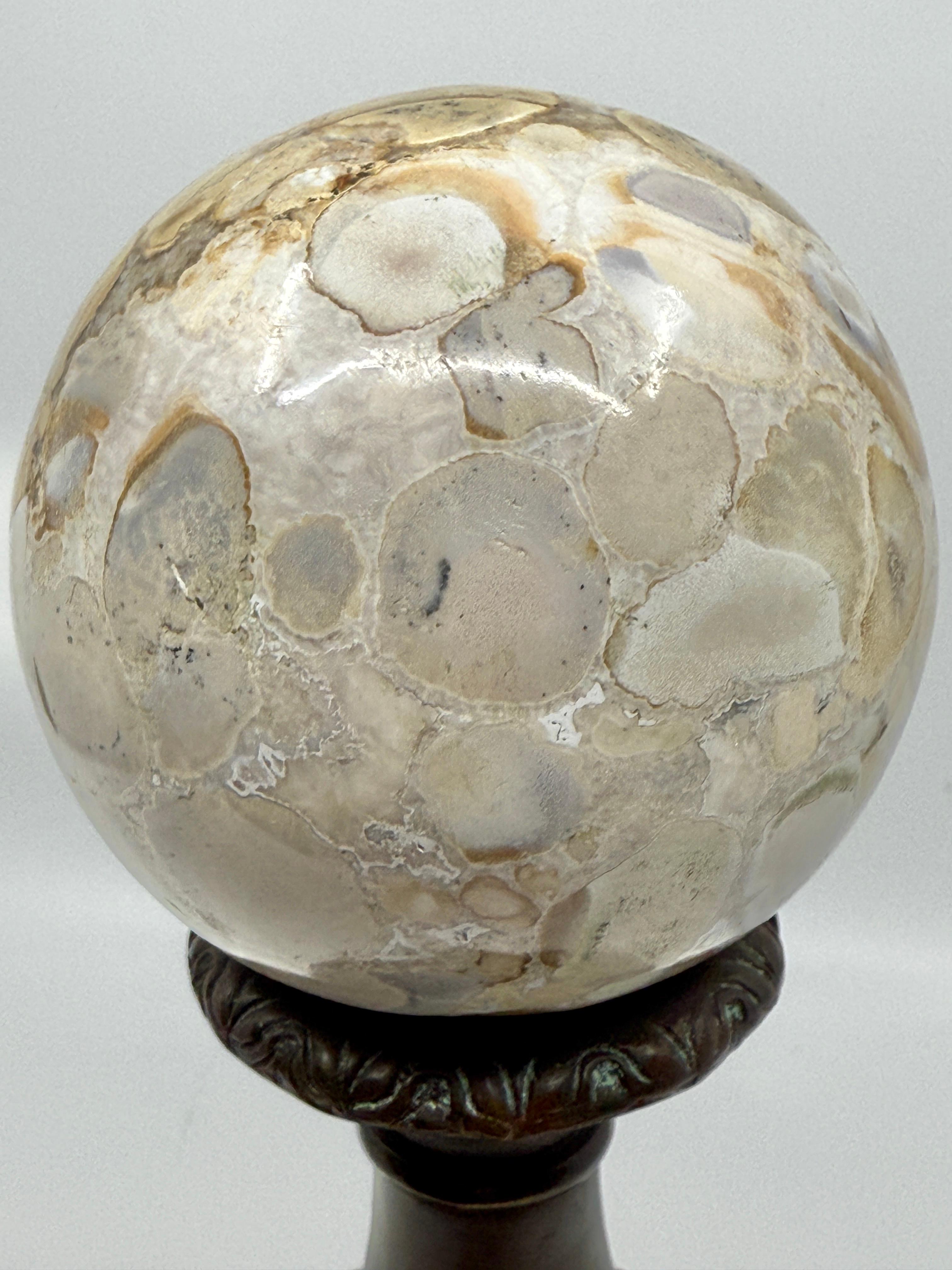 Esfera de mármol neoclásica montada en bronce Theodore Alexander en venta 1