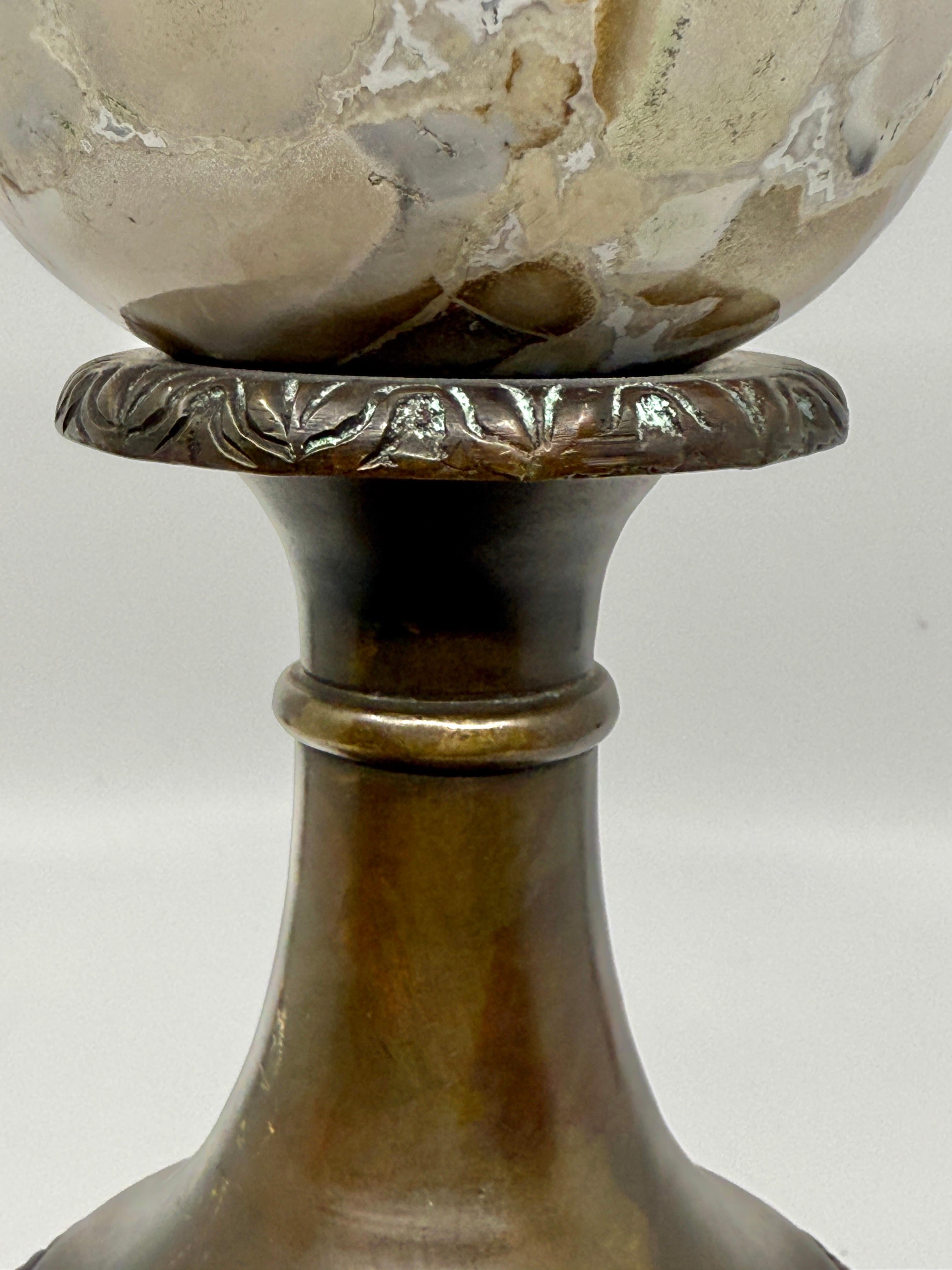 Esfera de mármol neoclásica montada en bronce Theodore Alexander en venta 2