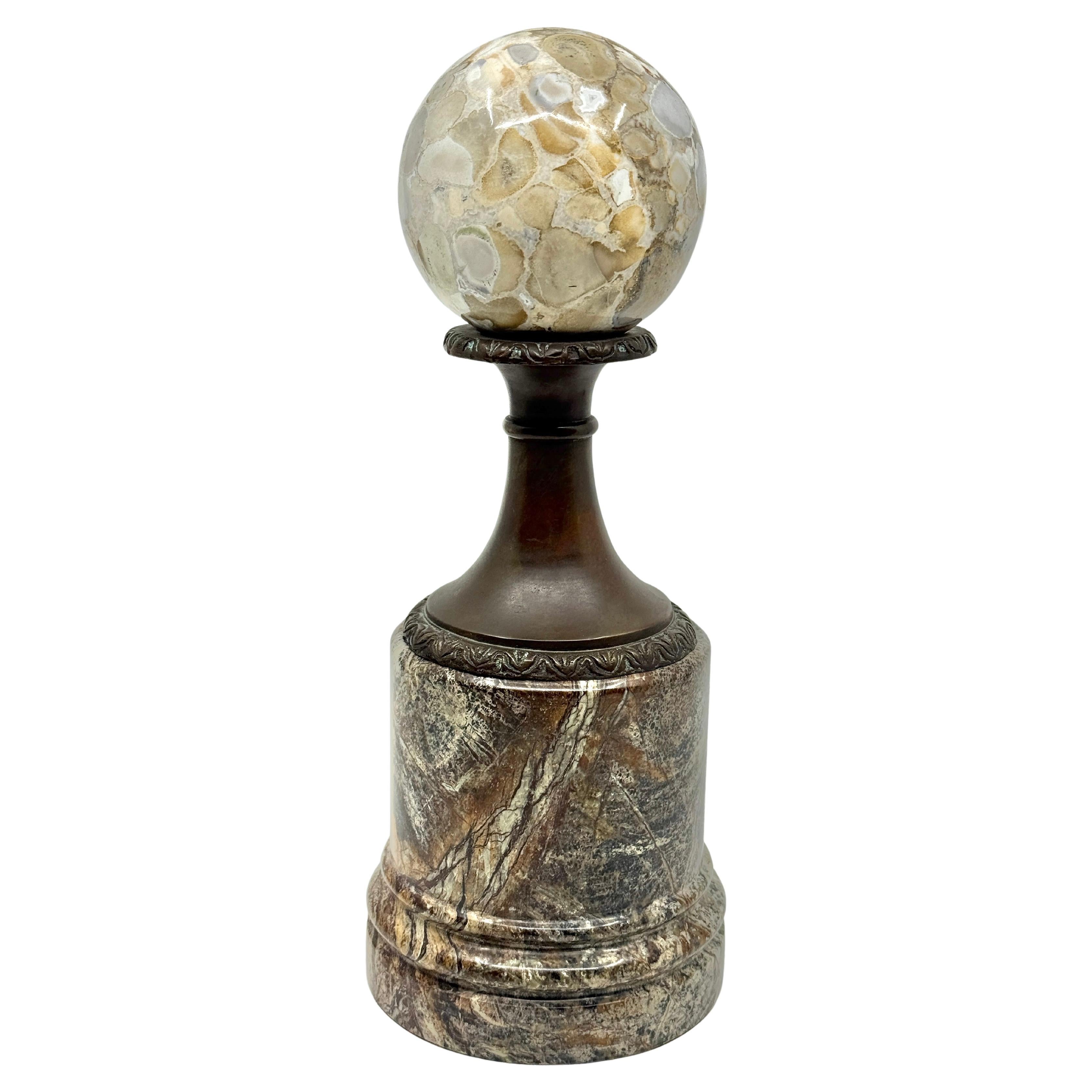 Esfera de mármol neoclásica montada en bronce Theodore Alexander