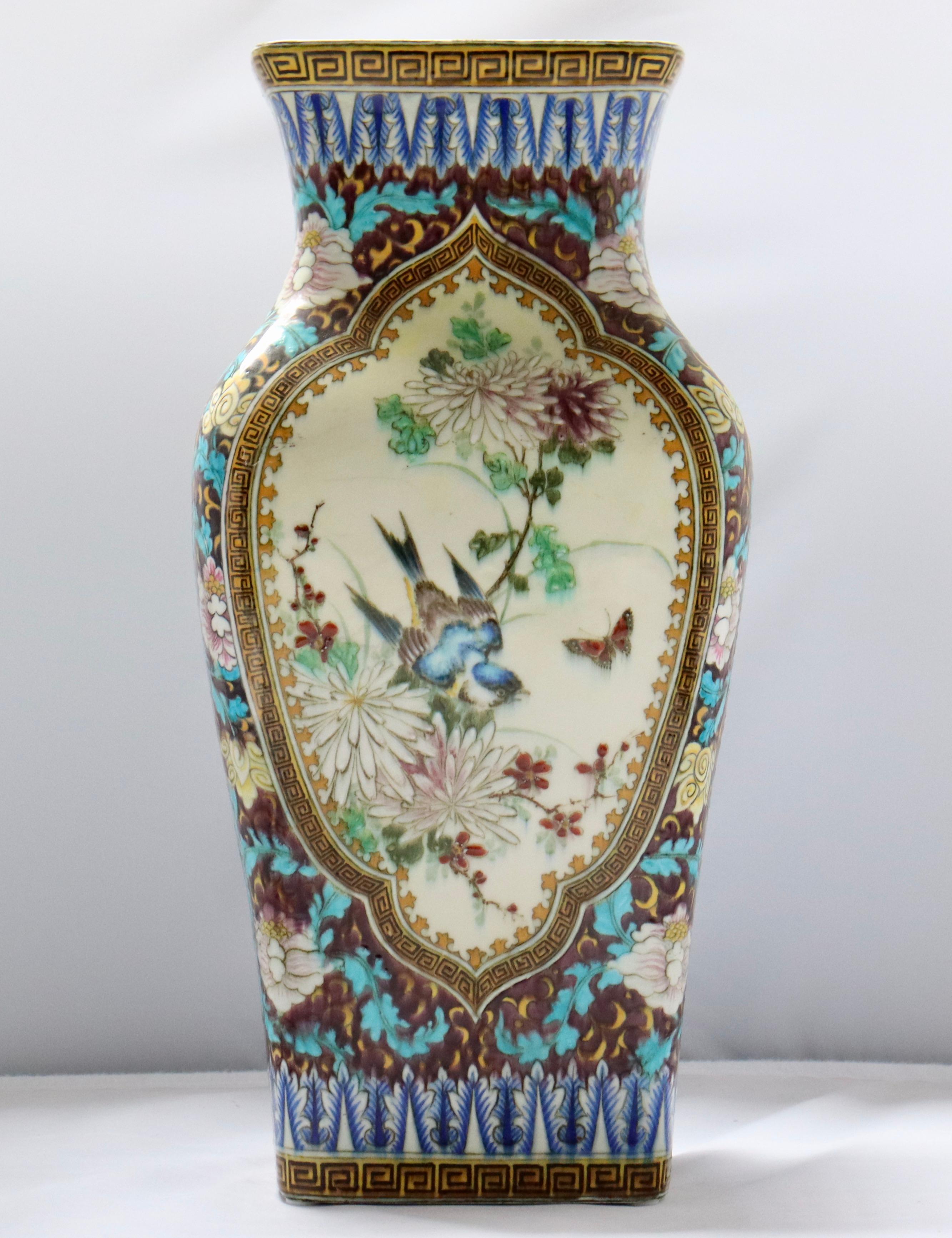 Japonisme Vase Quadrangulaire en faïence polychromée japonaise de Theodore Deck (1823-1891), en vente