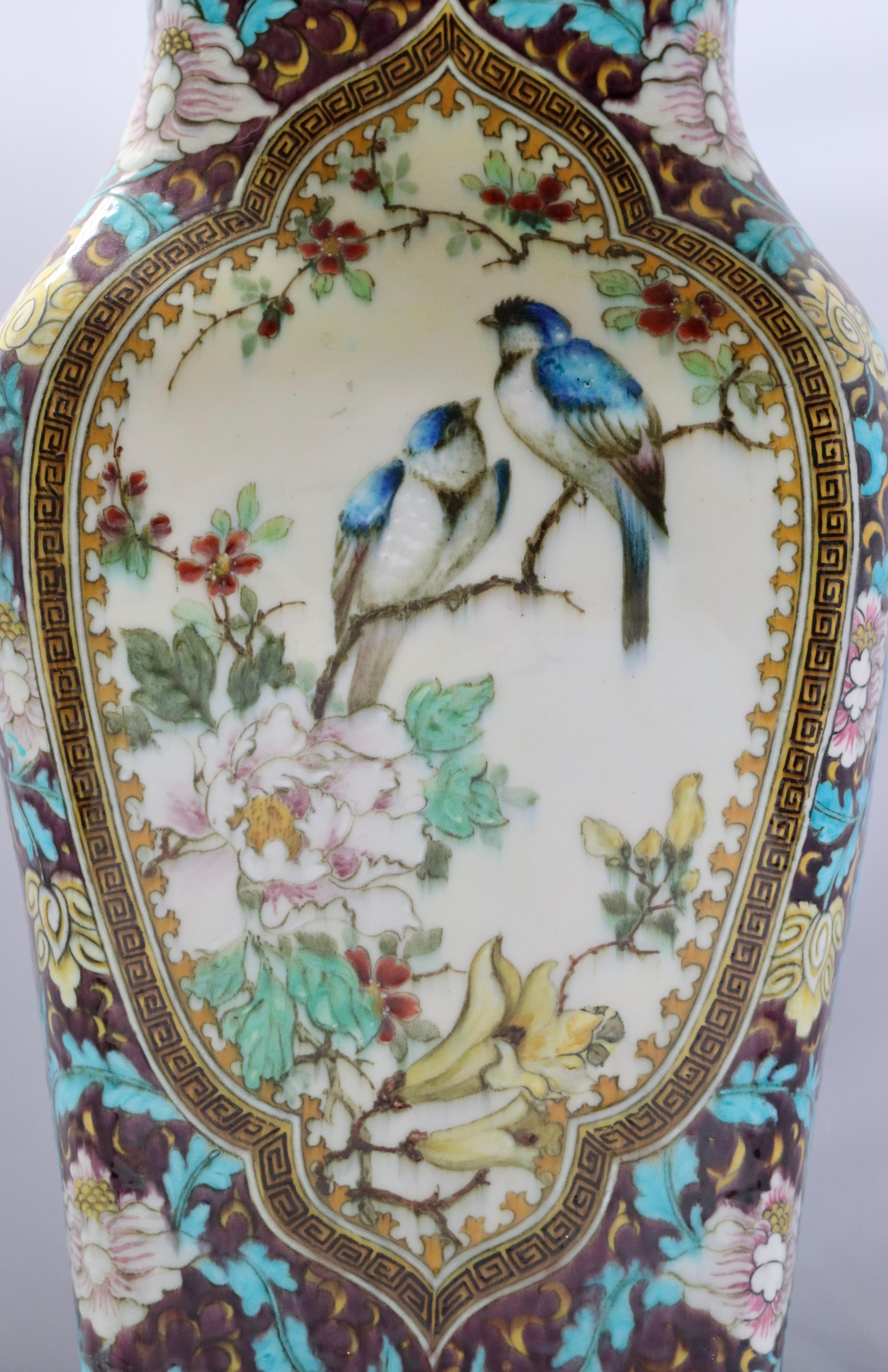 Émaillé Vase Quadrangulaire en faïence polychromée japonaise de Theodore Deck (1823-1891), en vente