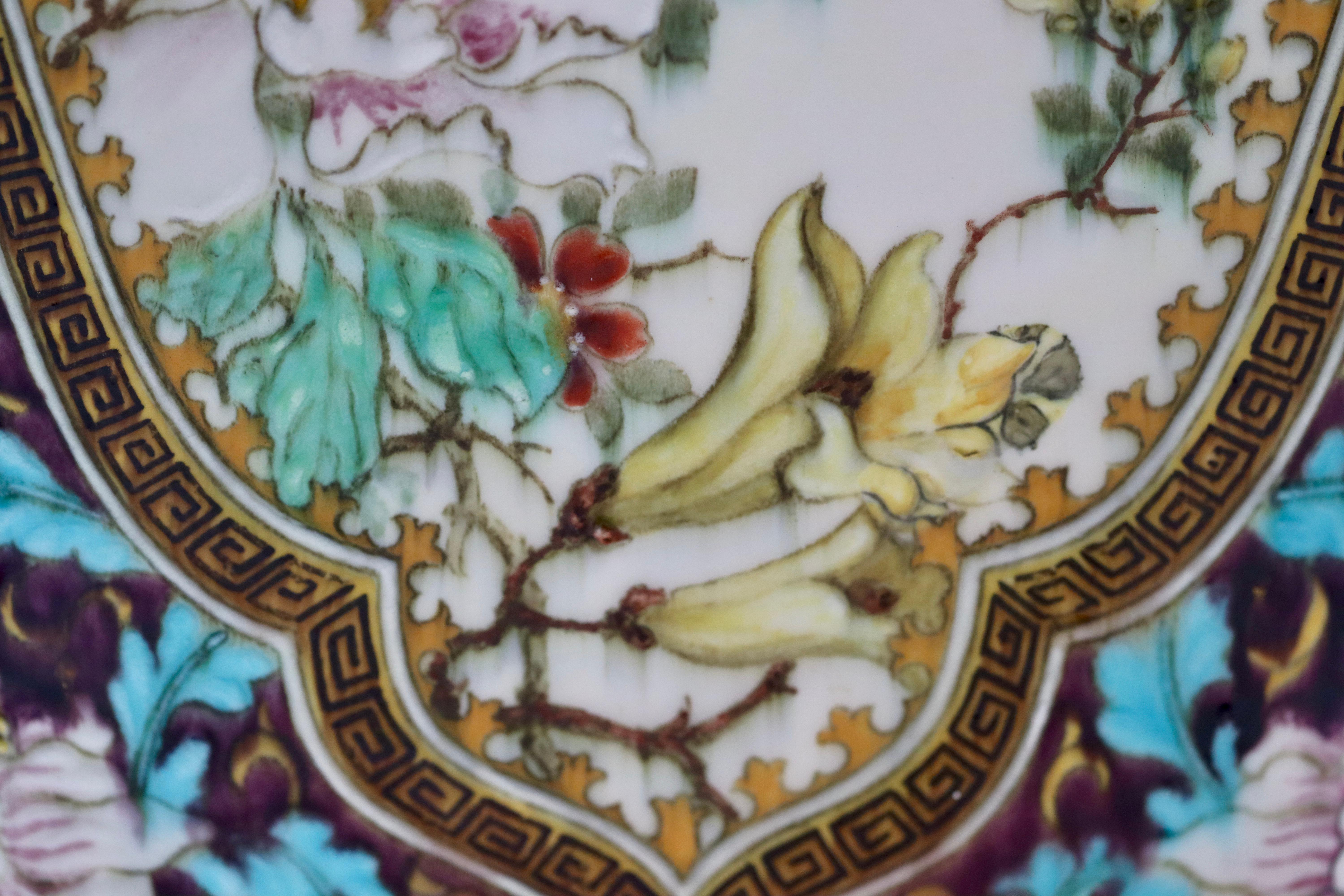 Faïence Vase Quadrangulaire en faïence polychromée japonaise de Theodore Deck (1823-1891), en vente