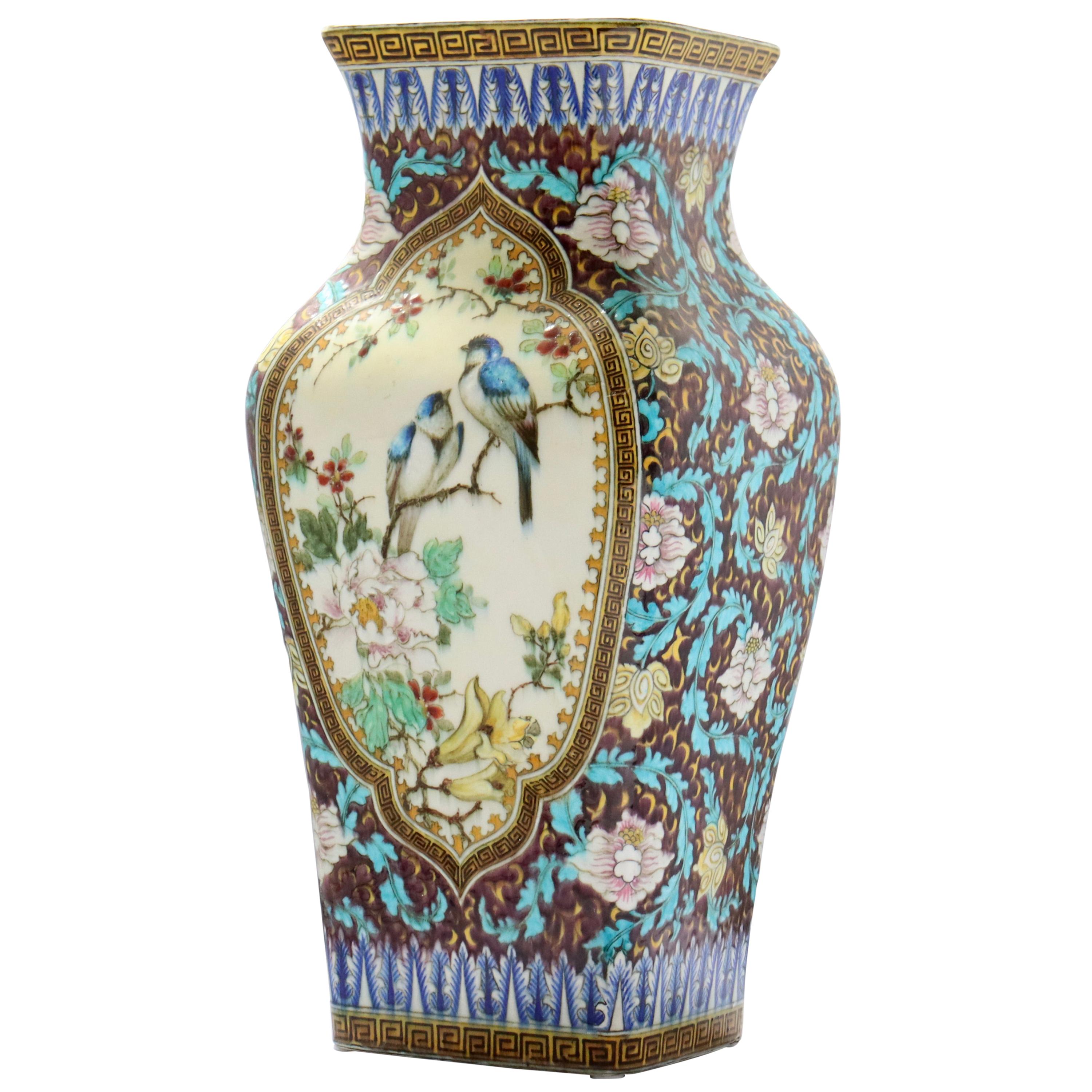 Vase Quadrangulaire en faïence polychromée japonaise de Theodore Deck (1823-1891), en vente