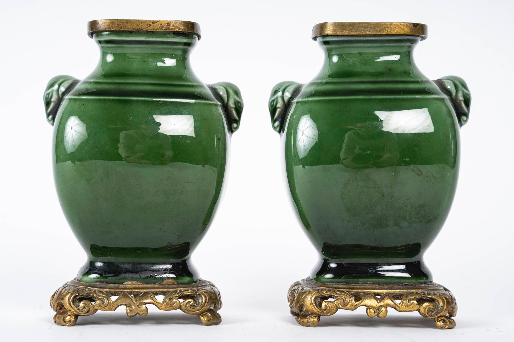 Theodore Deck (1823-1891) 
Ein tiefgrün emailliertes Fayence-Miniatur-Vasenpaar, geformt im chinesischen archaischen Geschmack.
Buchten in Form von Elefantenköpfen.
Mit durchbrochenen Ormolu-Beschlägen an Sockel und Rand
Geprägtes Zeichen TH.D in