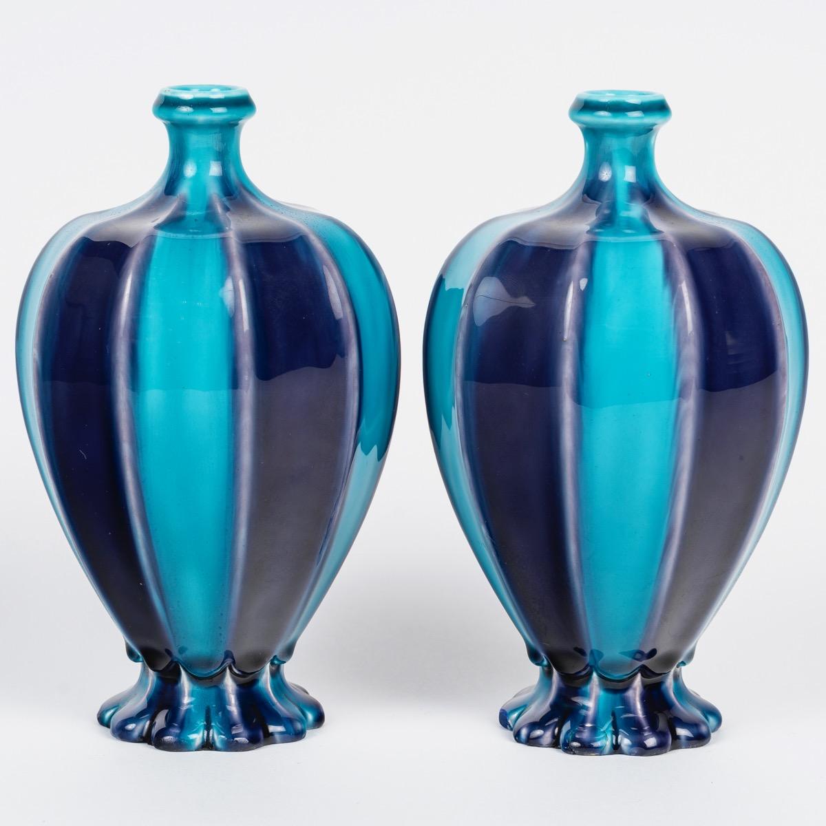 Théodore Deck (1823-1891) Paire de vases émaillés bleu Deck et aubergine 

Rarissime paire de vases en faïence émaillée de forme polylobée
Design moderne et très avant-gardiste composé d'une alternance de rayures bleues Design/One et de rares