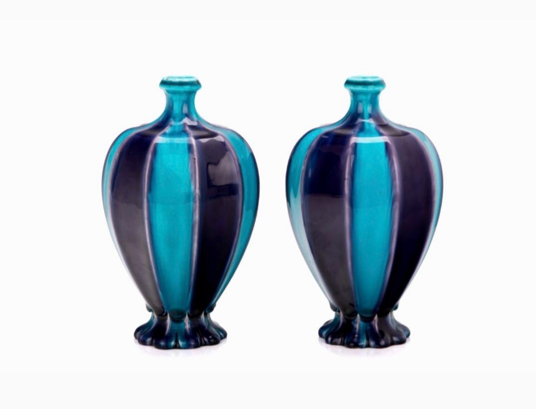 Français Théodore Deck (1823-1891), Paire de vases émaillés bleu Deck et aubergine c.1875 en vente