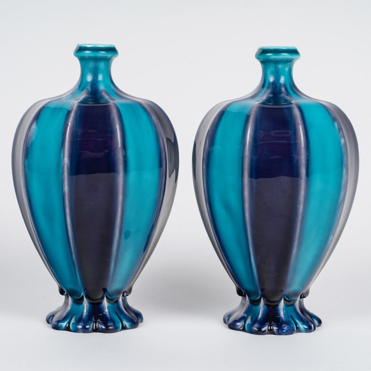 Émaillé Théodore Deck (1823-1891), Paire de vases émaillés bleu Deck et aubergine c.1875 en vente