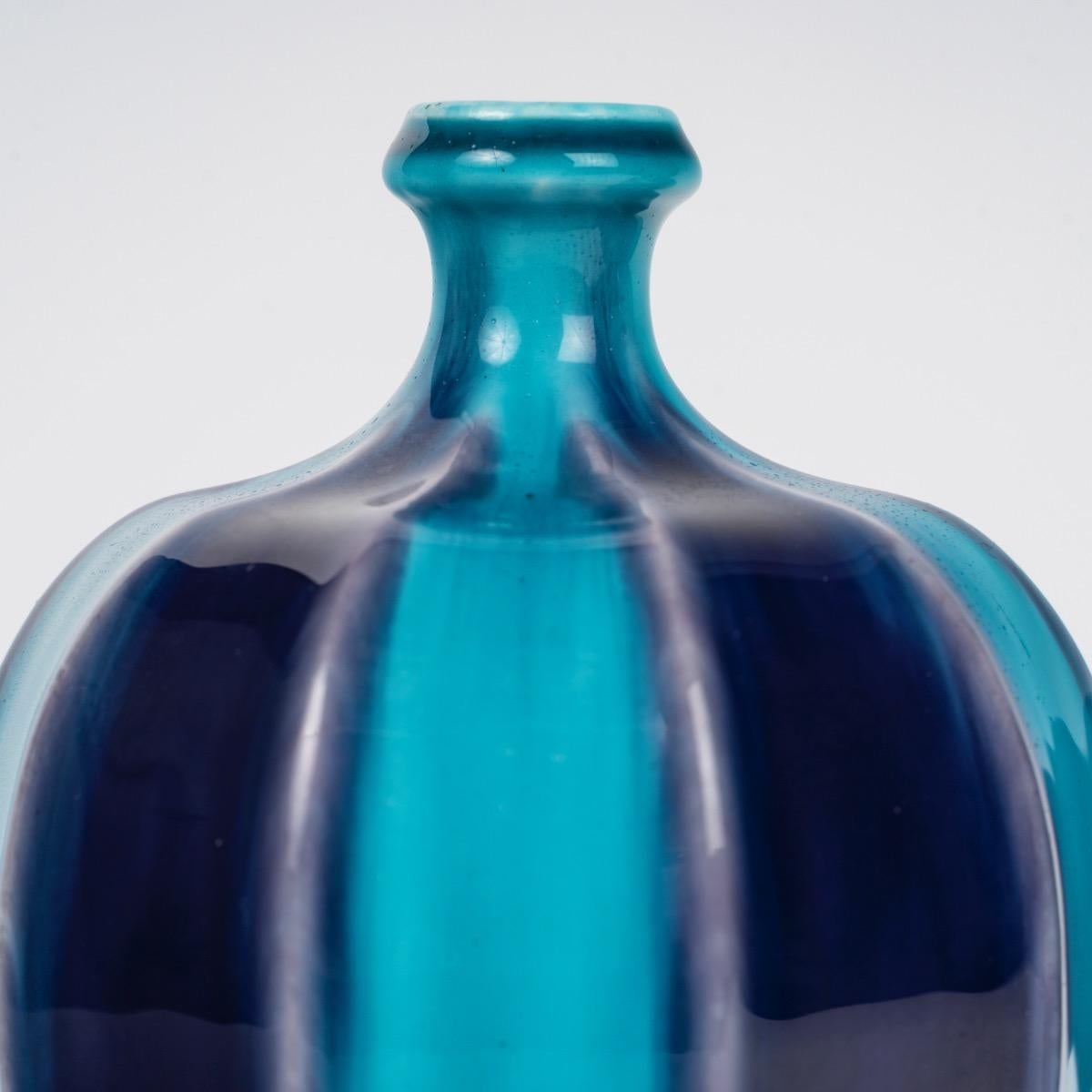 Théodore Deck (1823-1891), Paire de vases émaillés bleu Deck et aubergine c.1875 Bon état - En vente à Saint-Ouen, FR