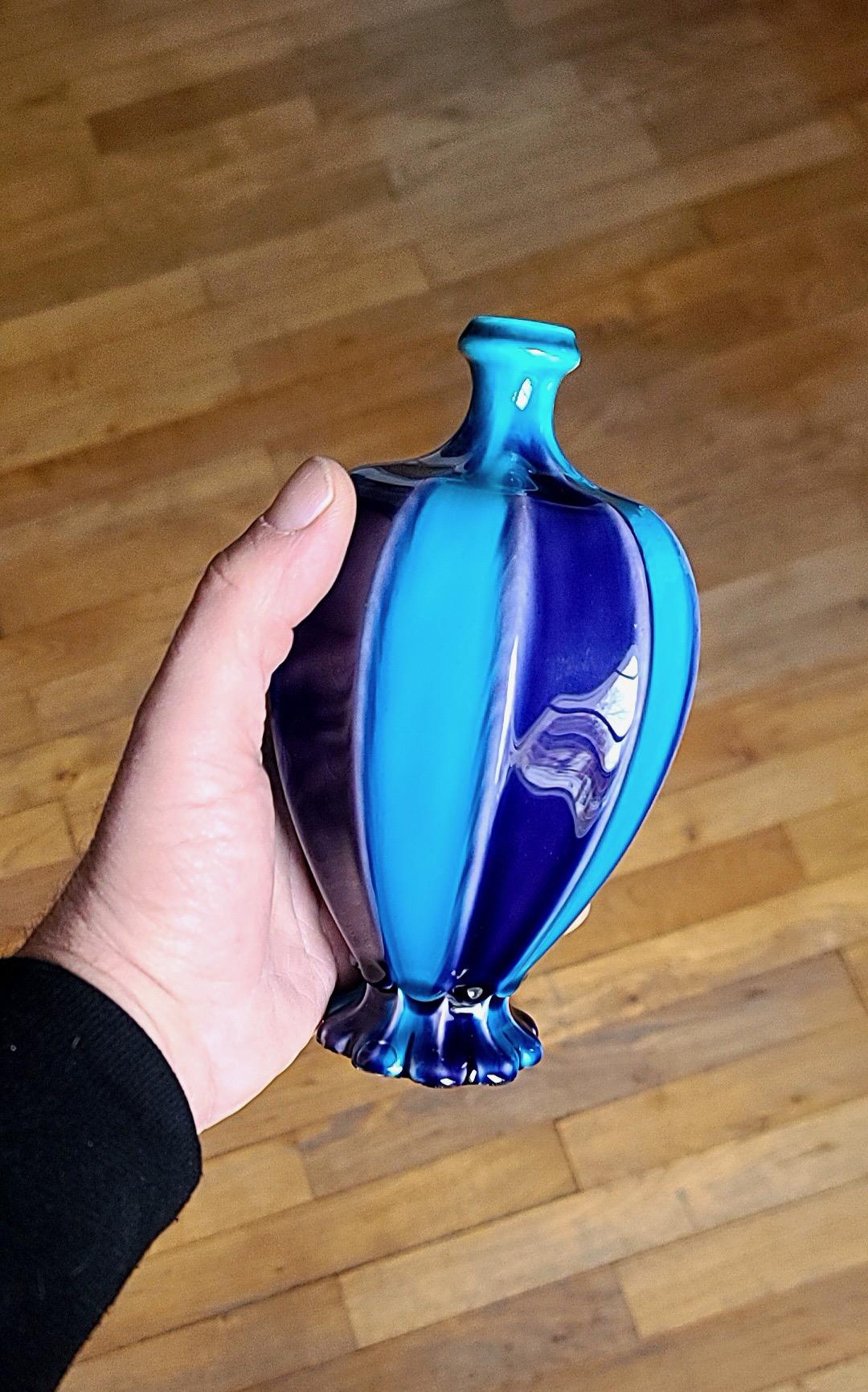 Faïence Théodore Deck (1823-1891), Paire de vases émaillés bleu Deck et aubergine c.1875 en vente
