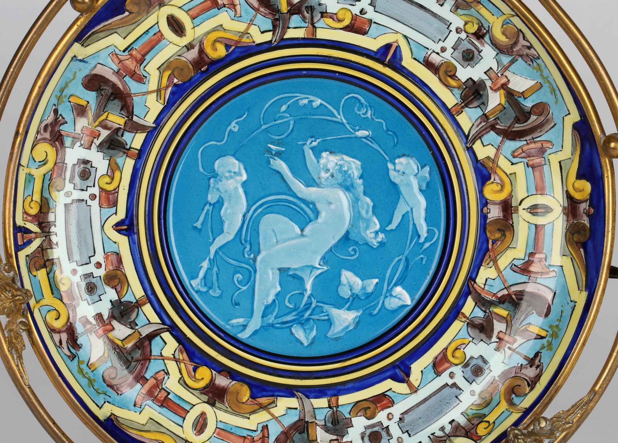 Eine sehr stilvolle und ungewöhnliche französische Majolika-Tazza in Ormolu-Montierung mit Figuren in einem abstrakten Muster, die Theodore Deck (1823-1891) zugeschrieben wird und vermutlich aus der Zeit um 1880 stammt. Die Majolika-Schale steht in