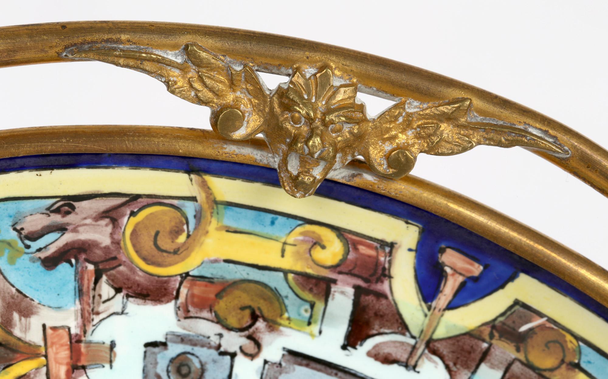 Dipinto a mano Tazza in maiolica con montatura in ormolu francese attribuita a Théodore Deck in vendita