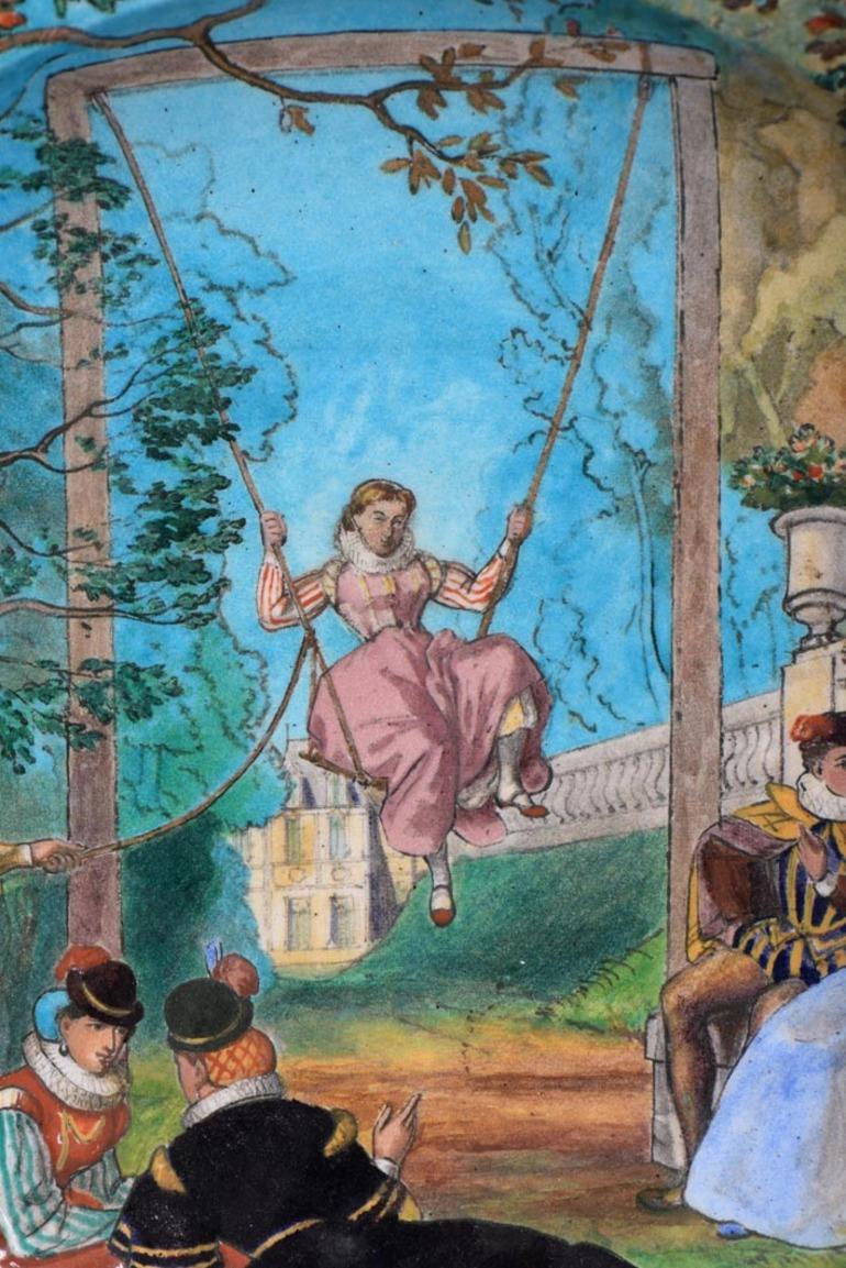 Ce grand plat, façonné par le grand céramiste Théodore Deck et peint par Eugène Gluck, a été créé en 1866. 

Entièrement décorative, notre pièce présente une scène digne d'un tableau d'Antoine Watteau. C'est une fête galante dans un cadre bucolique.