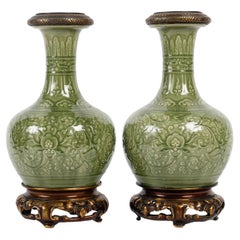 Paire de vases montés sur bronze doré en faïence de style Theodore Deck