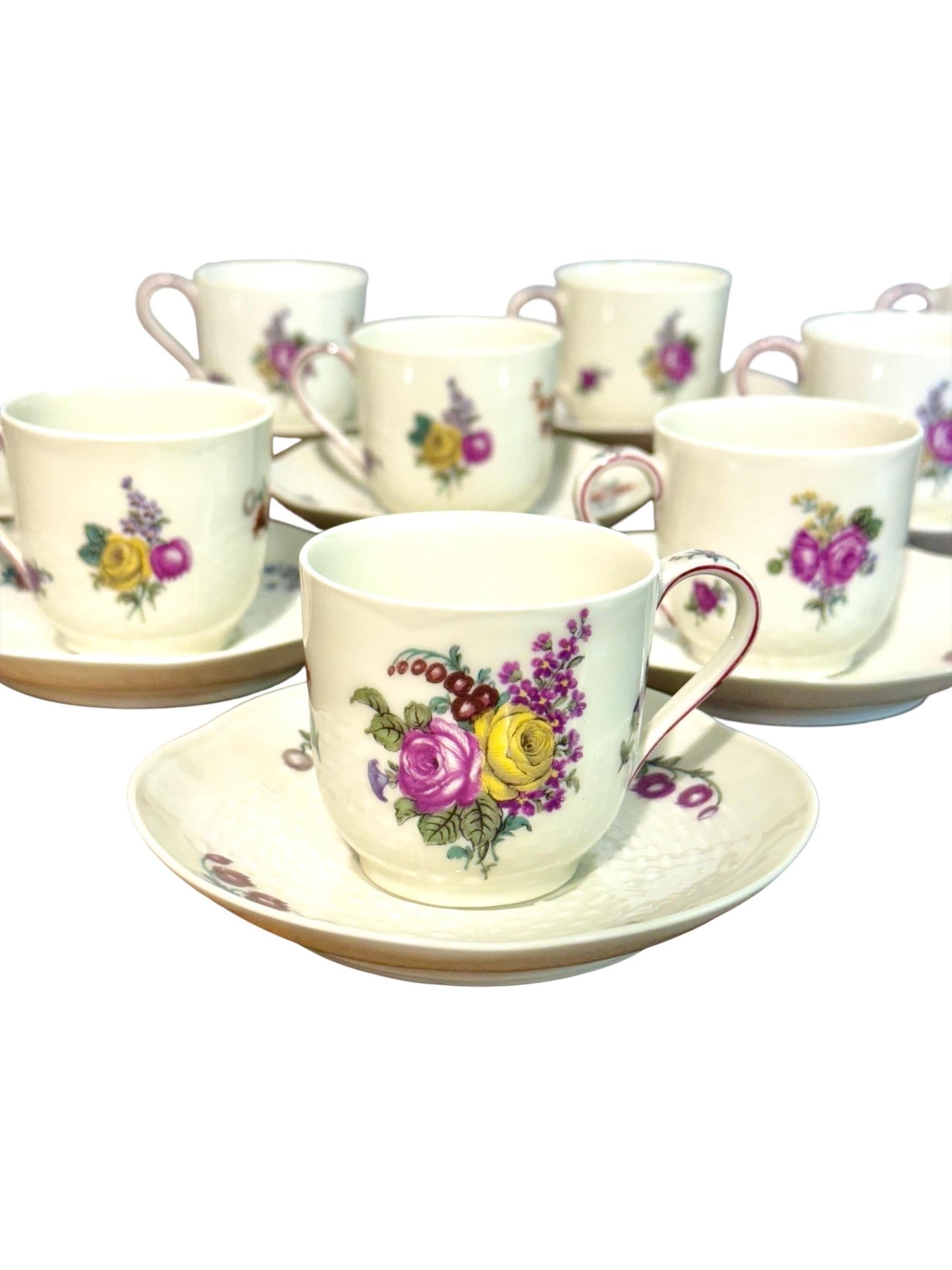 Rare service à café en porcelaine française, signé Théodore Haviland et commercialisé par Rouard Paris, capturant l'élégance de l'artisanat de Limoges de la fin du 19ème siècle.

L'ensemble comprend une grande cafetière, un sucrier à couvercle et