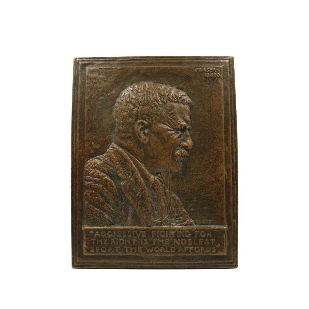 Presentato un ritratto originale di Theodore Roosevelt realizzato da James Earle Fraser. Quest'opera è stata prodotta dalla Decorative Arts League di New York nel 1920. Questa attraente targa presenta l'immagine del busto del defunto Presidente
