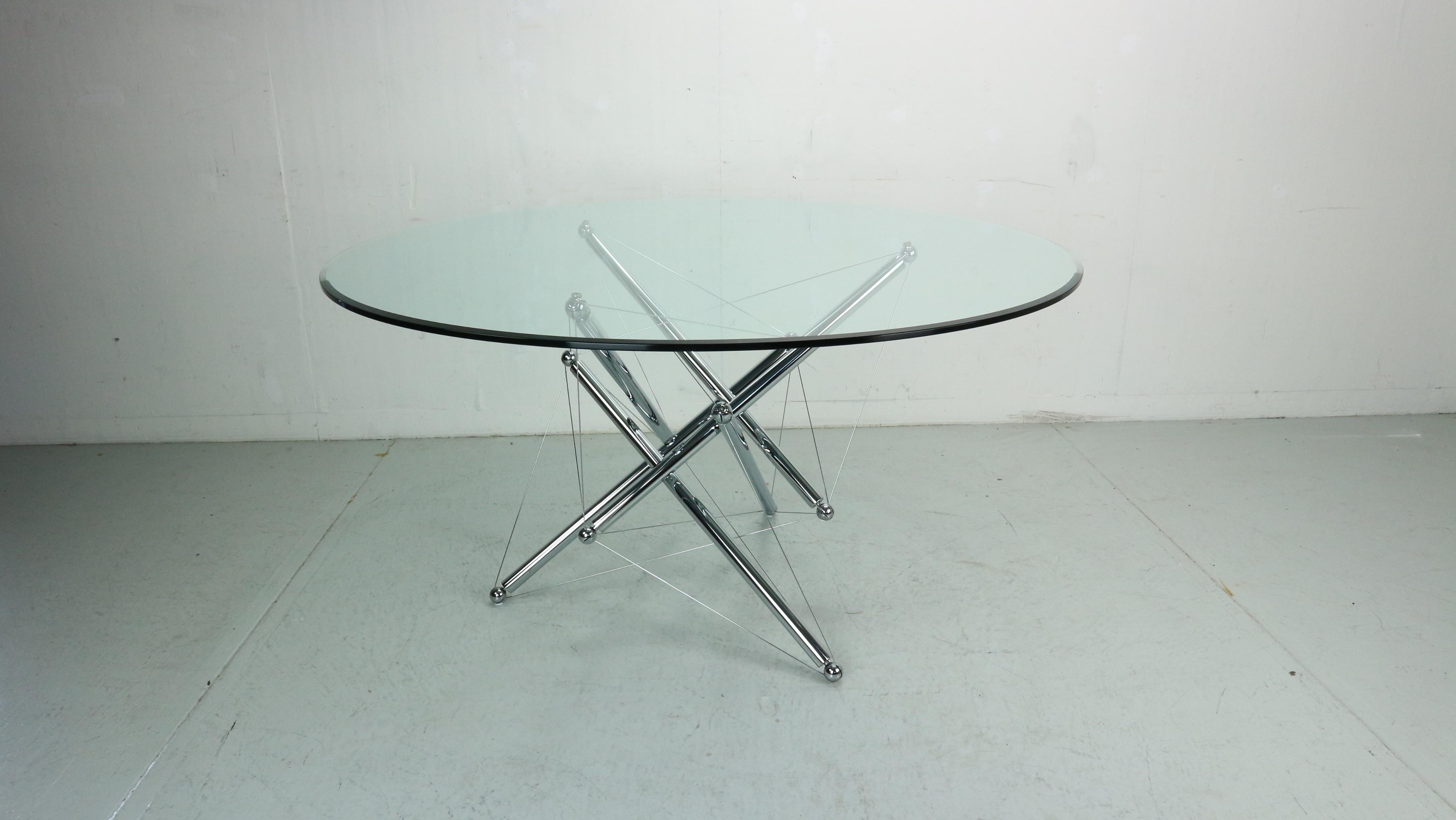 Skulpturaler und origineller Esstisch 714, hergestellt von Cassina. Dieser Tisch wurde von Theodore Waddell entworfen, der sich dabei von Buckminster Fullers Zug- und Tensegrity-Strukturen inspirieren ließ. Der Sockel wirkt über Kabel tragend. Es