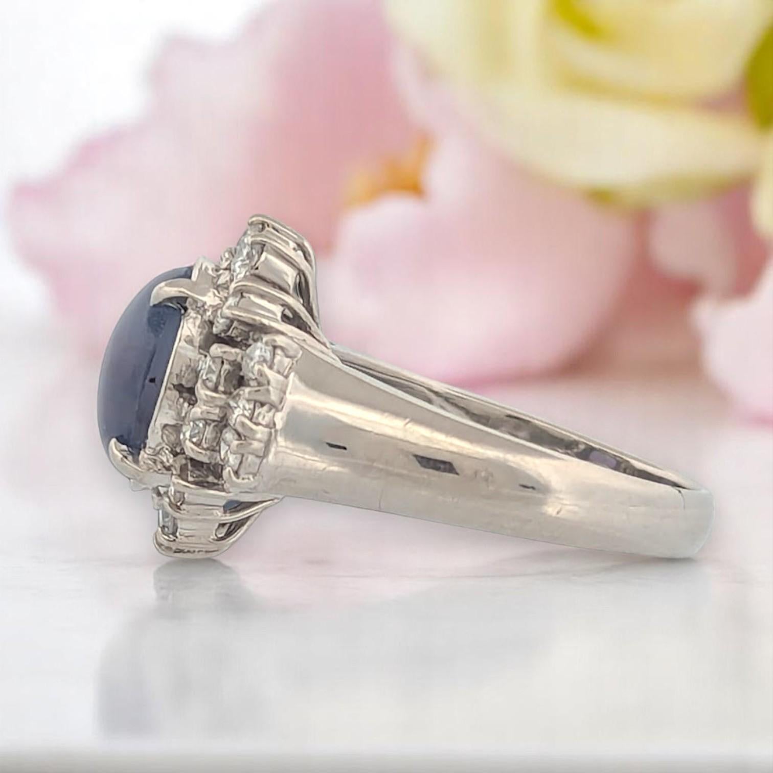 Moderno Anello Theodosia  Platino con zaffiro cabochon da 0,61 ct. e diamanti naturali da 0,18 ct. in vendita