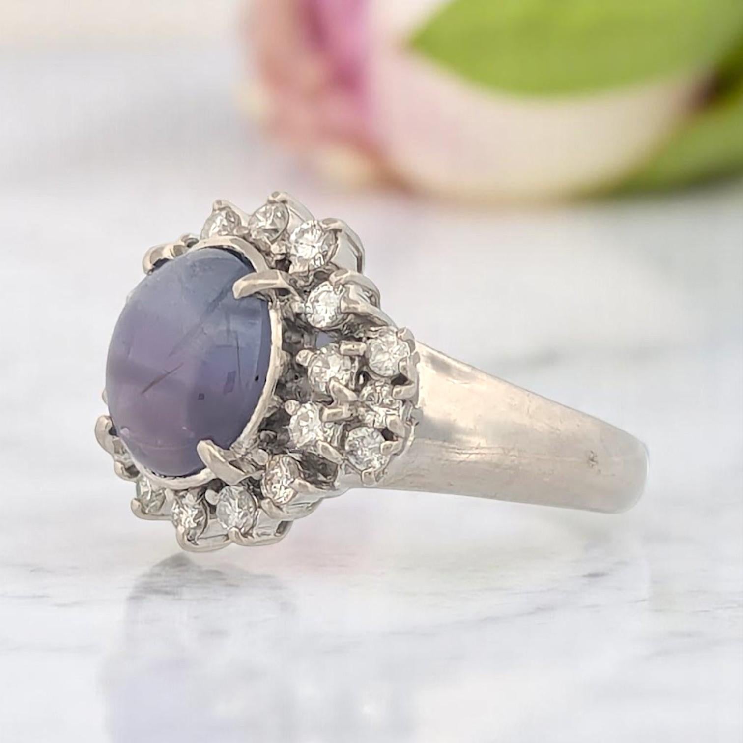 Taglio ovale Anello Theodosia  Platino con zaffiro cabochon da 0,61 ct. e diamanti naturali da 0,18 ct. in vendita