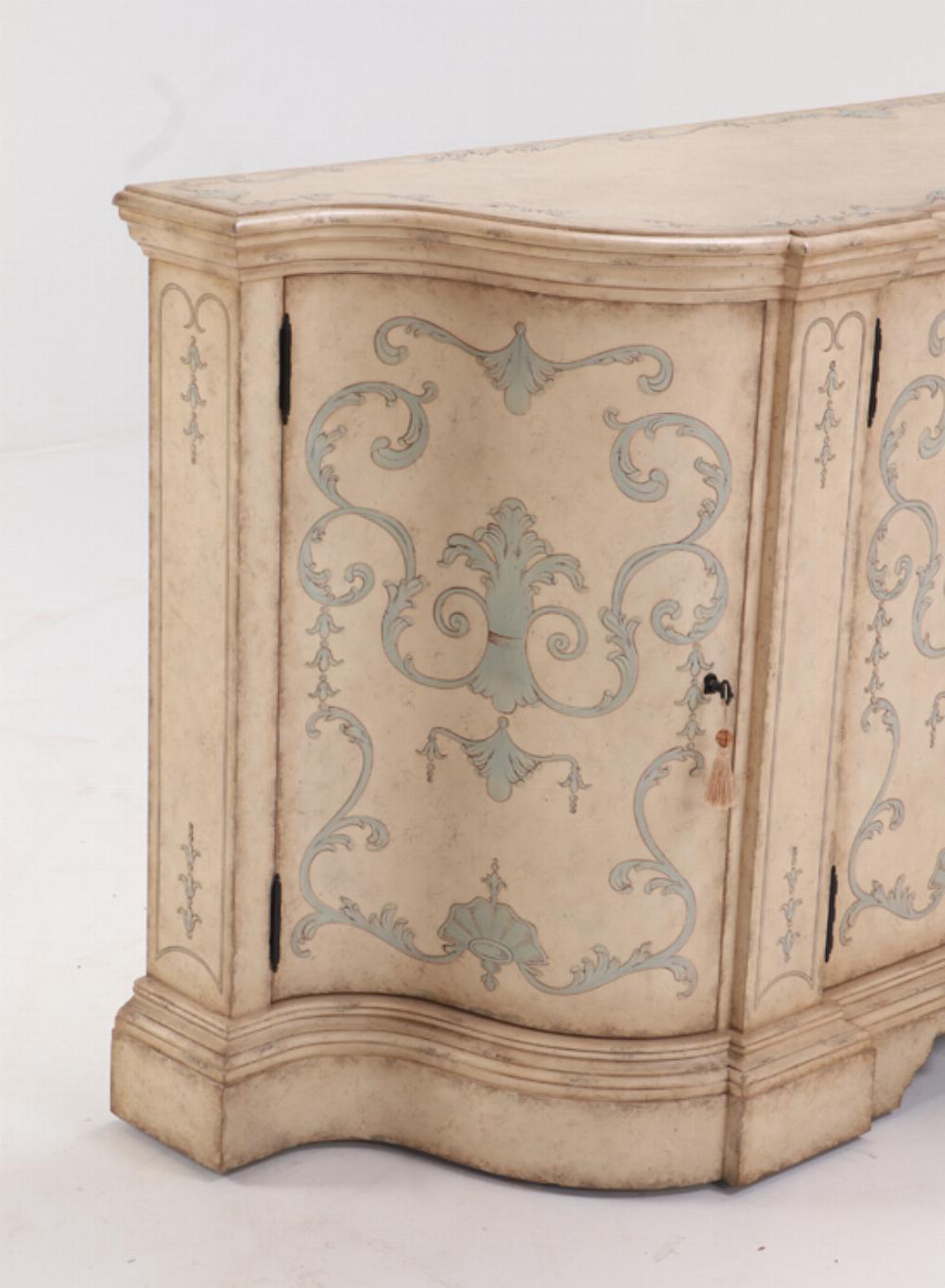 Theodre Alexander Venetion Stil gemalt Sideboard oder Kredenz getan ist Creme und hellblau. Dieses Stück wurde im Neuzustand für mehr als 7.000,00 verkauft.