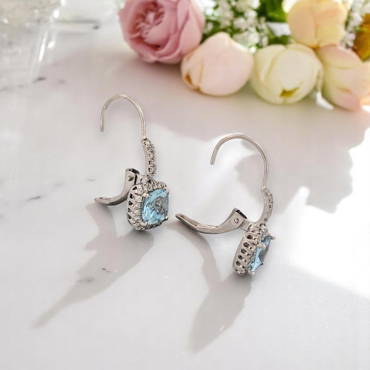 Gli orecchini Theophania sono una miscela luminosa di eleganza classica e dettagli moderni. Realizzati in oro bianco lucido 10K, questi graziosi orecchini a leva presentano 1,50ct di acquamarine naturali tagliate a scacchiera, che offrono un gioco