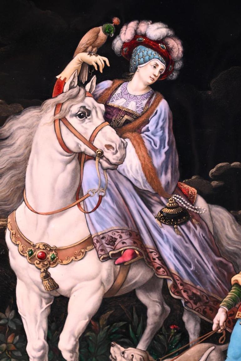 Ce plat ornemental émaillé à décor néo-Renaissance a été réalisé par Théophile Soyer en 1880. 

Fils de l'émailleur Paul Soyer, Théophile Soyer suit les cours de l'École des Beaux-Arts et reprend l'atelier de son père en 1896. Sa grande maîtrise