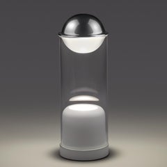 Theorem Tischlampe mit weißem Glaszylinder